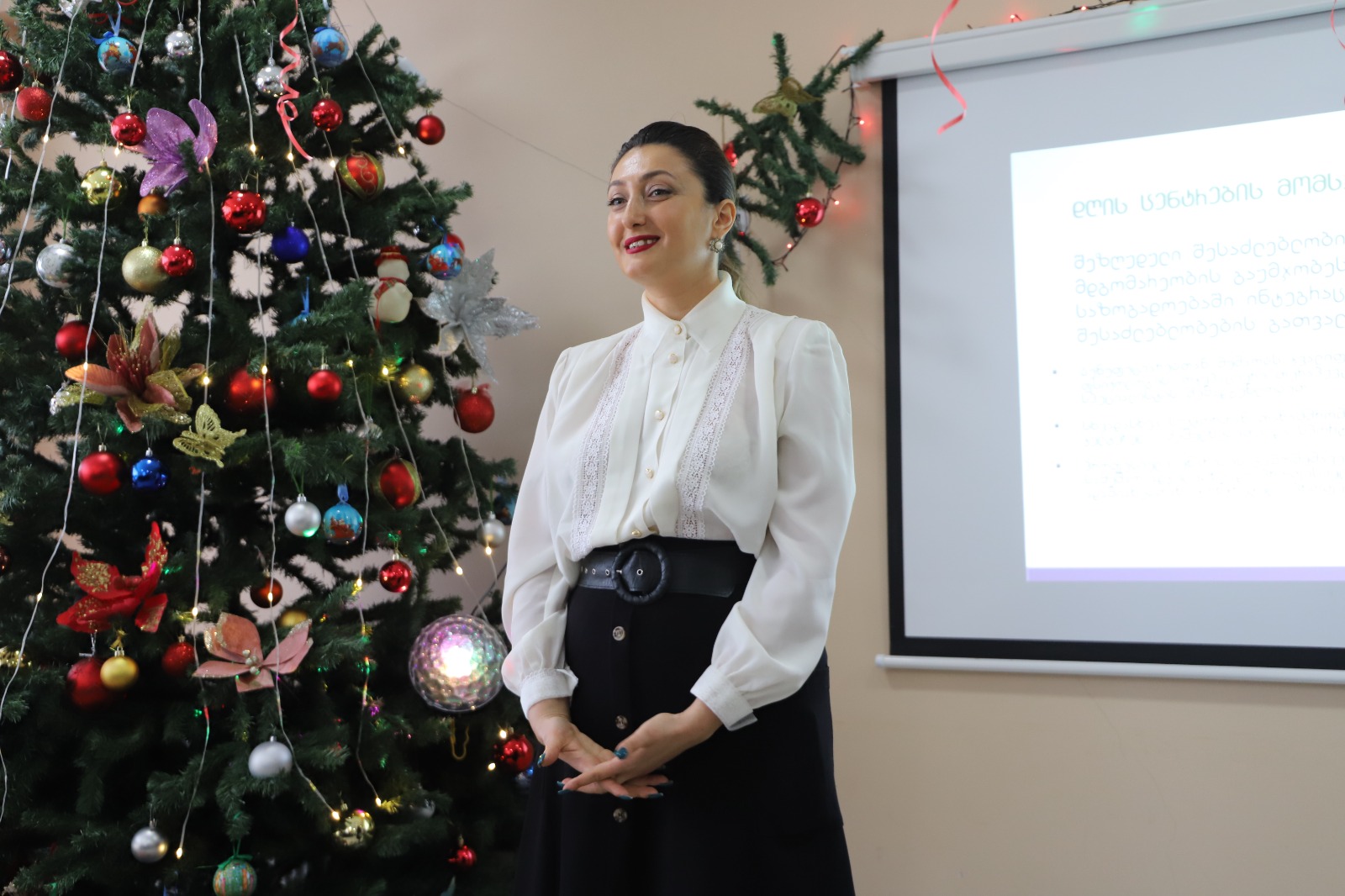 <p style="text-align: justify">თერჯოლის მუნიციპალიტეტის მერი მანუჩარ რობაქიძე საკრებულოს თავმჯდომარე სოსო ჩაფიჩაძესთან ერთად შეზღუდული შესაძლებლობის მქონე ბავშვთა დღის ცენტრ "საპოვნელას“ ღონისძიებას დაესწრო.</p><p style="text-align: justify">მანუჩარ რობაქიძემ ცენტრის აღსაზრდელებს დამდეგი შობა-ახალი წელი მიულოცა და ცენტრთან შემდგომ თანამშრომლობაზე ისაუბრა.</p><p style="text-align: justify">„თერჯოლის მუნიციპალიტეტის ადგილობრივი თვითმმართველობის სახელით, მხარდაჭერას გამოვხატავ &nbsp;დღის ცენტრის თითოეული წევრის მიმართ. ჩვენ მზად ვართ ერთობლივი ძალისხმევით განვახორციელოთ ყველა არსებული პროექტი, შევქმნათ თანასწორი გარემო, მათი უფლებებისა და საჭიროების დასაცავად“, - განაცხადა თერჯოლის მერმა.</p><p style="text-align: justify">შეზღუდული შესაძლებლობის მქონე ბავშვთა დღის ცენტრების პროგრამის კოორდინატორმა სოფიო კუპატაძემ წლის განმავლობაში განხორციელებული აქტივობები შეაჯამა და &nbsp;სამომავლო გეგმებზე ისაუბრა. ცენტრის აღსაზრდელებმა საახალწლო თემაზე მომზადებული ნომრები წარადგინეს.</p><p style="text-align: justify">ღონისძიებას, ადგილობრივი თვითმმართველობის, ასევე საგანმანათლებლო და სკოლამდელი დაწესებულებათა გაერთიანების წარმომადგენლები ესწრებოდნენ.</p>