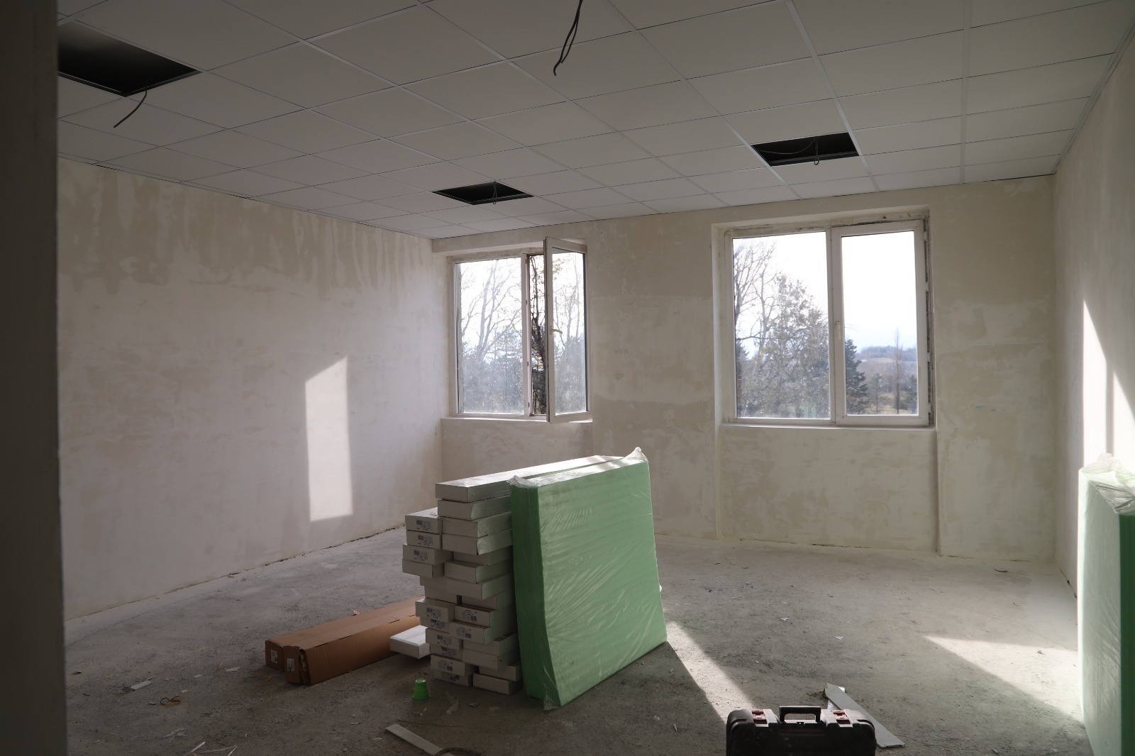 <p style="text-align: justify">თერჯოლის მუნიციპალიტეტში საგანმანათლებლო ინფრასტრუქტურის აღდგენა და განახლება მიმდინარეობს.</p><p style="text-align: justify">სამუშაოები თერჯოლის მუნიციპალიტეტის მერმა მანუჩარ რობაქიძემ იმერეთში სახელმწიფო რწმუნებულთან ლევან ზალკალიანთან და ადგილობრივი თვითმმართველობის წარმომადგენლებთან ერთად დაათვალიერა. </p><p style="text-align: justify">მუნიციპალიტეტის მერიის ინფორმაციით, პროექტების მიზანია მოსწავლეებისთვის უსაფრთხო და კომფორტული საგანმანათლებლო გარემოს შექმნა. სამუშაოები ხორციელდება მცირე მასშტაბის სკოლების სარეაბილიტაციო პროგრამის ფარგლებში და სრულად ფინანსდება ინფრასტრუქტურის სამინისტროს მიერ.</p><p style="text-align: justify">სოფელ ახალთერჯოლის საჯარო სკოლაში ხორციელდება შიდა სივრცის რეაბილიტაცია: განახლდება სკოლის შესასვლელი, გარემონტდება მესამე სართულის საკლასო ოთახები და დერეფანი, იცვლება ელექტროგაყვანილობის სისტემა.</p><p style="text-align: justify">სოფელ ჭოგნარის სკოლაში პირველად მონტაჟდება ცენტრალური გათბობის სისტემა. </p><p style="text-align: justify">ამავე პროგრამის ფარგლებში უკვე დასრულდა სოფელ ნაგარევის სკოლის სახურავის სრული რეაბილიტაციაც.</p><p style="text-align: justify">საერთო ჯამში, სკოლების რეაბილიტაციასა და კეთილმოწყობაზე 400 000 ლარამდე დაიხარჯება.</p>