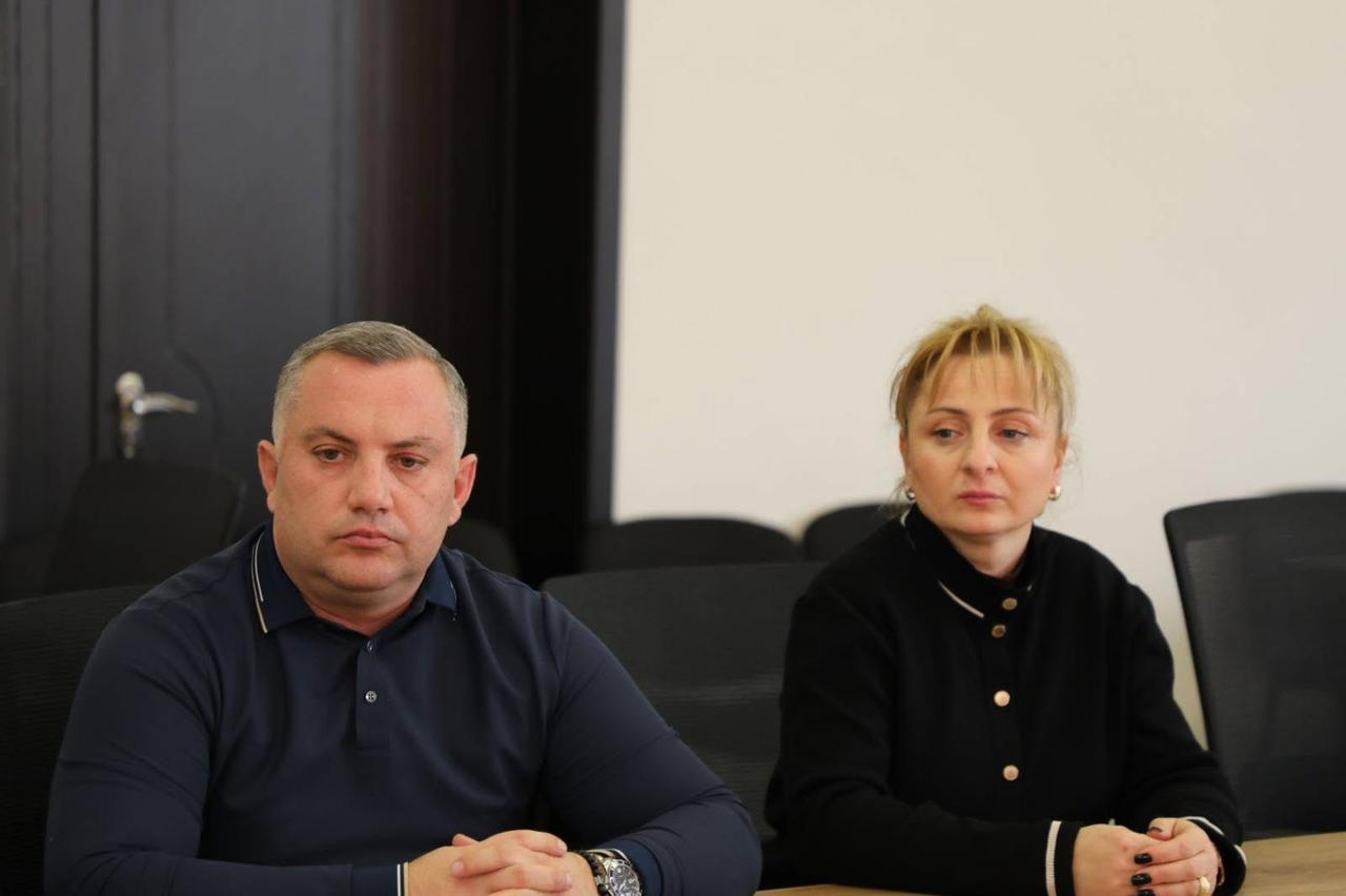 <p style="text-align: justify">თეთრიწყაროს მუნიციპალიტეტის მერი მიხეილ აფციაური ა(ა)ი „თეთრიწყაროს სკოლამდელი აღზრდა-განათლების და სოციალურად დაუცველთა დახმარების ცენტრის“ წარმომადგენლებს შეხვდა.</p><p style="text-align: justify">შეხვედრაზე ცენტრის დირექტორმა, ფიქრია მეშველიანმა ადმინისტრაციის წევრებთან ერთად, სოფელ წინწყაროსა და სოფელ სამღერეთის საბავშვო ბაღების ავტორიზაციის მინიჭების შესახებ პრეზენტაცია წარადგინა.</p><p style="text-align: justify">როგორც ფიქრია მეშველიანმა აღნიშნა, ქვემო ქართლში თეთრიწყაროს მუნიციპალიტეტი არის პირველი, რომელსაც აქვს ორი სკოლამდელი აღზრდისა და განათლების დაწესებულება, რომლებმაც წარმატებით გაიარეს ავტორიზაცია.</p><p style="text-align: justify">შეხვედრას ასევე ესწრებოდნენ თეთრიწყაროს მუნიციპალიტეტის მერისა და საკრებულოს თავმჯდომარის მოადგილეები ლევან ხმალაძე, რამაზ გულბანი, ლია ზურებიანი, ვალერიან სუხიტაშვილი და ანზორ ღორჯომელაძე.</p>