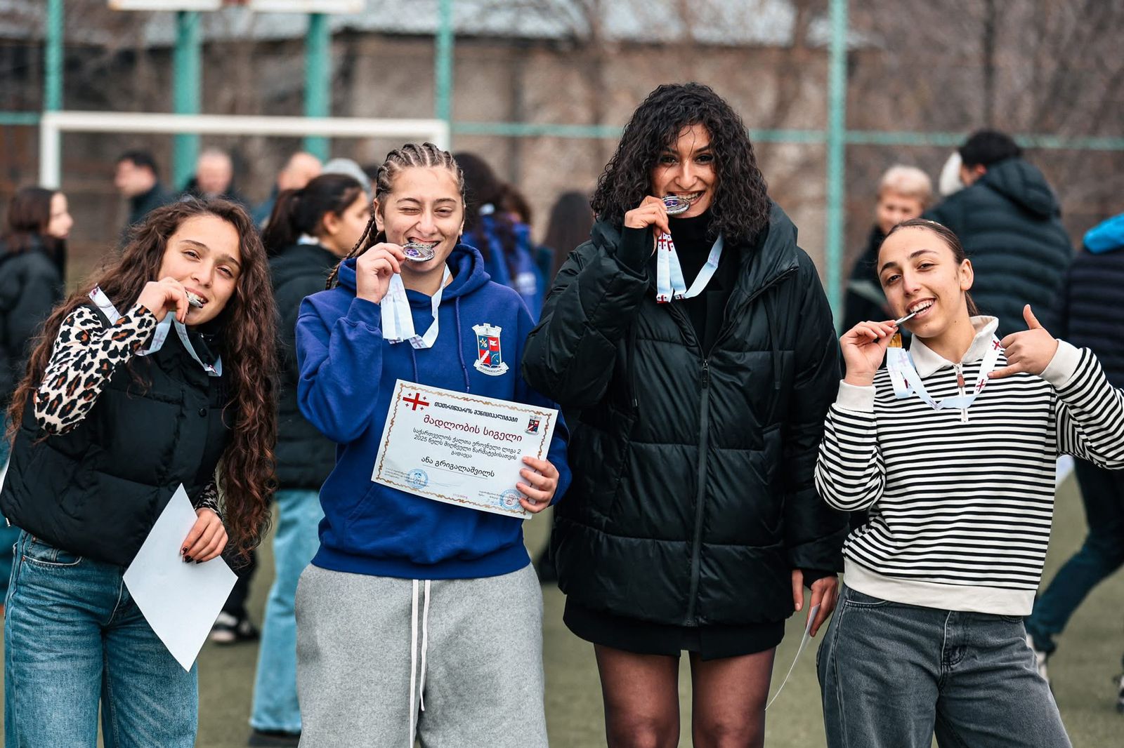 <p style="text-align: justify">რეგიონული განვითარების მინისტრის პირველი მოადგილე ლევან ზაუტაშვილი და ქვემო ქართლში სახელმწიფო რწმუნებული ილია ჯალაღანია თეთრიწყაროს მუნიციპალიტეტის მერთან მიხეილ აფციაურთან ერთად, გოგონათა საფეხბურთო გუნდის წევრებს შეხვდნენ.</p><p style="text-align: justify">გოგონათა ფეხბურთი თეთრიწყაროს მუნიციპალიტეტის ეთნიკურად მრავალფეროვან, ეკომიგრანტებით დასახლებულ სოფელ სამღერეთში 2018 წელს ჩამოყალიბდა. შეიქმნა სამოყვარულო საფეხბურთო გუნდი, რომელიც ეთნიკურად ქართველ, აზერბაიჯანელ და სომეხ გოგონებს აერთიანებს. 2020 წლიდან გუნდს ფეხბურთით დაინტერესებული გოგონები მუნიციპალიტეტის სხვადასხვა სოფლებიდანაც შეუერთდნენ. 2023 წლიდან თეთრიწყაროს გოგონათა გუნდი ოფიციალურად ჩაერთო საქართველოს ლიგა 2-ში, წარმატებით განაგრძობს ასპარეზობას და ამ ეტაპზე გადასულია უმაღლეს ლიგაში.</p><p style="text-align: justify">მინისტრის მოადგილემ, სახელმწიფო რწმუნებულმა და მერმა გოგონები ერთჯერადი ფულადი პრემიით, მედლებითა და სამადლობელი სიგელებით დააჯილდოვეს და აღნიშნეს, რომ მათი გადასვლა უმაღლეს ლიგაში მუნიციპალიტეტში ქალთა ფეხბურთის განვითარებისთვის მნიშვნელოვანი ნაბიჯია.</p><p style="text-align: justify">შეხვედრას ქვემო ქართლში სახელმწიფო რწმუნებულის პირველი მოადგილე იოსებ ალიბეგაშვილი, მოადგილე ავთანდილ ჭრიკიშვილი და ადგილობრივი ხელისუფლების წარმომადგენლები ესწრებოდნენ.</p>