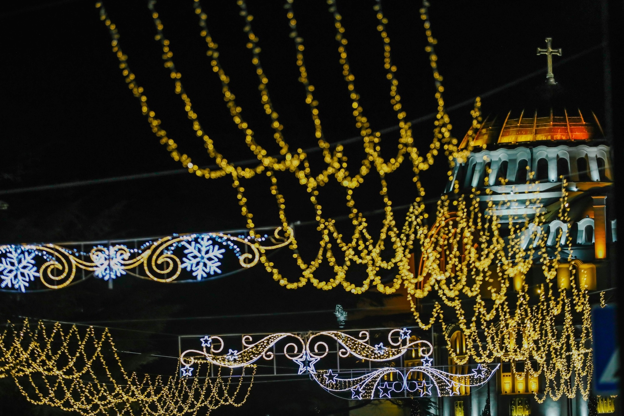 <p style="text-align: justify">ფოთის ცენტრალურ მოედანზე, ქალაქის მთავარი ნაძვის ხე საზეიმოდ აინთო.</p><p style="text-align: justify">ილუმინაციებით განათდა ქალაქის ქუჩებიც.</p><p style="text-align: justify">&nbsp;</p>