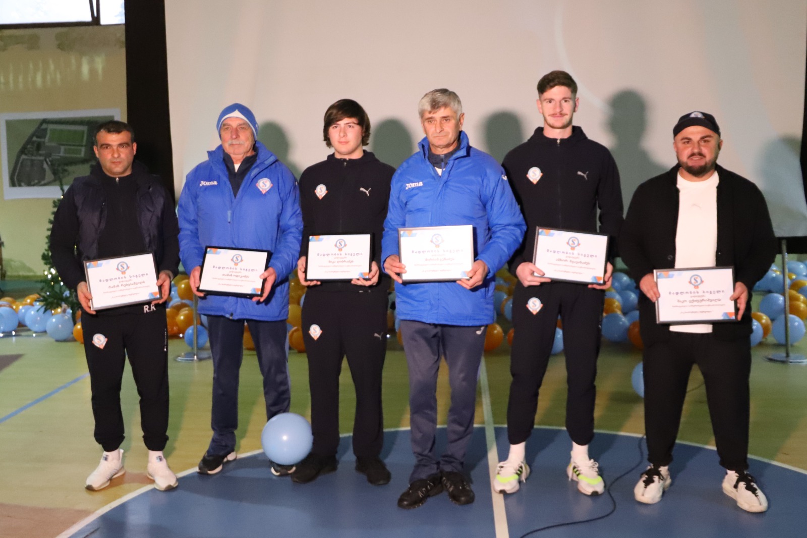 <p style="text-align: justify">თერჯოლის მუნიციპალიტეტის მერი მანუჩარ რობაქიძე, საკრებულოს თავმჯდომარე სოსო ჩაფიჩაძესთან და მოადგილე მირზა ქოჩიაშვილთან ერთად საფეხბურთო კლუბ "საპოვნელას" 2025 წლის შემაჯამებელ ღონისძიებას დაესწრო.</p><p style="text-align: justify">საპოვნელას შემაჯამებელ ღონისძიებაზე წარმატებული სპორტსმენები, საპატიო სტუმრები, ფეხბურთის მწვრთნელები და ის ადამიანები დააჯილდოვეს, ვინც თერჯოლაში ფეხბურთის განვითარების საქმეში წვლილი შეიტანა, პრეზენტაციის სახით წარმოდგენილი იყო მიმდინარე წელს საპოვნელას სხვადასხვა ასაკობრივი კატეგორიის აღსაზრდელთა წარმატებები.</p><p style="text-align: justify">ღონისძიებას, რომელსაც მუნიციპალიტეტის სპორტის სასახლემ უმასპინძლა, ადგილობრივი თვითმმართველობის, იმერეთის ფეხბურთის ფედერაციის და ადგილობრივი რესურსცენტრის წარმომადგენლები დაესწრნენ.</p>