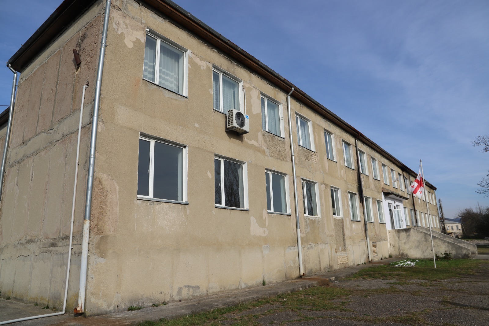 <p style="text-align: justify">თერჯოლის მუნიციპალიტეტში საგანმანათლებლო ინფრასტრუქტურის აღდგენა და განახლება მიმდინარეობს.</p><p style="text-align: justify">სამუშაოები თერჯოლის მუნიციპალიტეტის მერმა მანუჩარ რობაქიძემ იმერეთში სახელმწიფო რწმუნებულთან ლევან ზალკალიანთან და ადგილობრივი თვითმმართველობის წარმომადგენლებთან ერთად დაათვალიერა. </p><p style="text-align: justify">მუნიციპალიტეტის მერიის ინფორმაციით, პროექტების მიზანია მოსწავლეებისთვის უსაფრთხო და კომფორტული საგანმანათლებლო გარემოს შექმნა. სამუშაოები ხორციელდება მცირე მასშტაბის სკოლების სარეაბილიტაციო პროგრამის ფარგლებში და სრულად ფინანსდება ინფრასტრუქტურის სამინისტროს მიერ.</p><p style="text-align: justify">სოფელ ახალთერჯოლის საჯარო სკოლაში ხორციელდება შიდა სივრცის რეაბილიტაცია: განახლდება სკოლის შესასვლელი, გარემონტდება მესამე სართულის საკლასო ოთახები და დერეფანი, იცვლება ელექტროგაყვანილობის სისტემა.</p><p style="text-align: justify">სოფელ ჭოგნარის სკოლაში პირველად მონტაჟდება ცენტრალური გათბობის სისტემა. </p><p style="text-align: justify">ამავე პროგრამის ფარგლებში უკვე დასრულდა სოფელ ნაგარევის სკოლის სახურავის სრული რეაბილიტაციაც.</p><p style="text-align: justify">საერთო ჯამში, სკოლების რეაბილიტაციასა და კეთილმოწყობაზე 400 000 ლარამდე დაიხარჯება.</p>