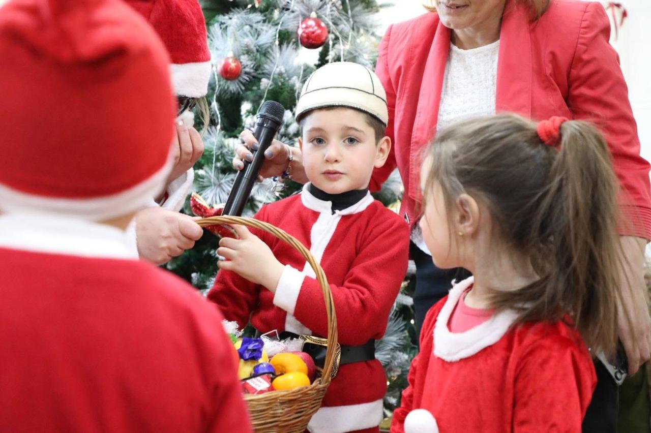 <p style="text-align: justify">თეთრიწყაროს მუნიციპალიტეტის მერმა მიხეილ აფციაურმა საბავშვო ბაღის აღსაზრდელებს დამდეგი შობა-ახალი წელი მიულოცა და საჩუქრები გადასცა.</p><p style="text-align: justify">ააიპ თეთრიწყაროს სკოლამდელი აღზრდა განათლებისა და სოციალურად დაუცველთა დახმარების ცენტრის თექვსმეტივე საბავშვო ბაღში საახალწლო ღონისძიებები გაიმართა.</p><p style="text-align: justify">ღონისძიებებს ასევე მუნიციპალიტეტის მერისა და საკრებულოს თავმჯდომარის პირველი მოადგილეები, ლევან ხმალაძე, ვალერიან სუხიტაშვილი, ცენტრის დირექტორი ფიქრია მეშველიანი, ცენტრის თანამშრომლები და ადგილობრივი თვითმმართველობის წარმომადგენლები ესწრებოდნენ.</p>