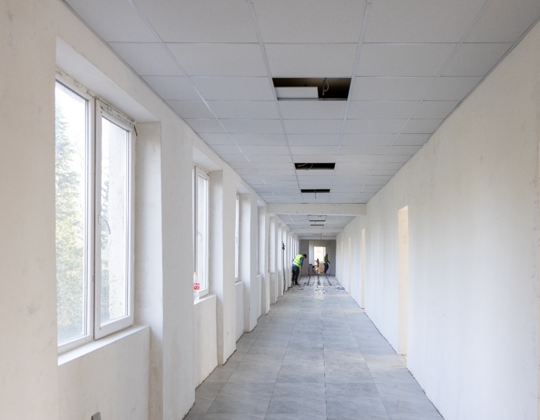 <p style="text-align: justify">თერჯოლის მუნიციპალიტეტში საგანმანათლებლო ინფრასტრუქტურის აღდგენა და განახლება მიმდინარეობს.</p><p style="text-align: justify">სამუშაოები თერჯოლის მუნიციპალიტეტის მერმა მანუჩარ რობაქიძემ იმერეთში სახელმწიფო რწმუნებულთან ლევან ზალკალიანთან და ადგილობრივი თვითმმართველობის წარმომადგენლებთან ერთად დაათვალიერა. </p><p style="text-align: justify">მუნიციპალიტეტის მერიის ინფორმაციით, პროექტების მიზანია მოსწავლეებისთვის უსაფრთხო და კომფორტული საგანმანათლებლო გარემოს შექმნა. სამუშაოები ხორციელდება მცირე მასშტაბის სკოლების სარეაბილიტაციო პროგრამის ფარგლებში და სრულად ფინანსდება ინფრასტრუქტურის სამინისტროს მიერ.</p><p style="text-align: justify">სოფელ ახალთერჯოლის საჯარო სკოლაში ხორციელდება შიდა სივრცის რეაბილიტაცია: განახლდება სკოლის შესასვლელი, გარემონტდება მესამე სართულის საკლასო ოთახები და დერეფანი, იცვლება ელექტროგაყვანილობის სისტემა.</p><p style="text-align: justify">სოფელ ჭოგნარის სკოლაში პირველად მონტაჟდება ცენტრალური გათბობის სისტემა. </p><p style="text-align: justify">ამავე პროგრამის ფარგლებში უკვე დასრულდა სოფელ ნაგარევის სკოლის სახურავის სრული რეაბილიტაციაც.</p><p style="text-align: justify">საერთო ჯამში, სკოლების რეაბილიტაციასა და კეთილმოწყობაზე 400 000 ლარამდე დაიხარჯება.</p>