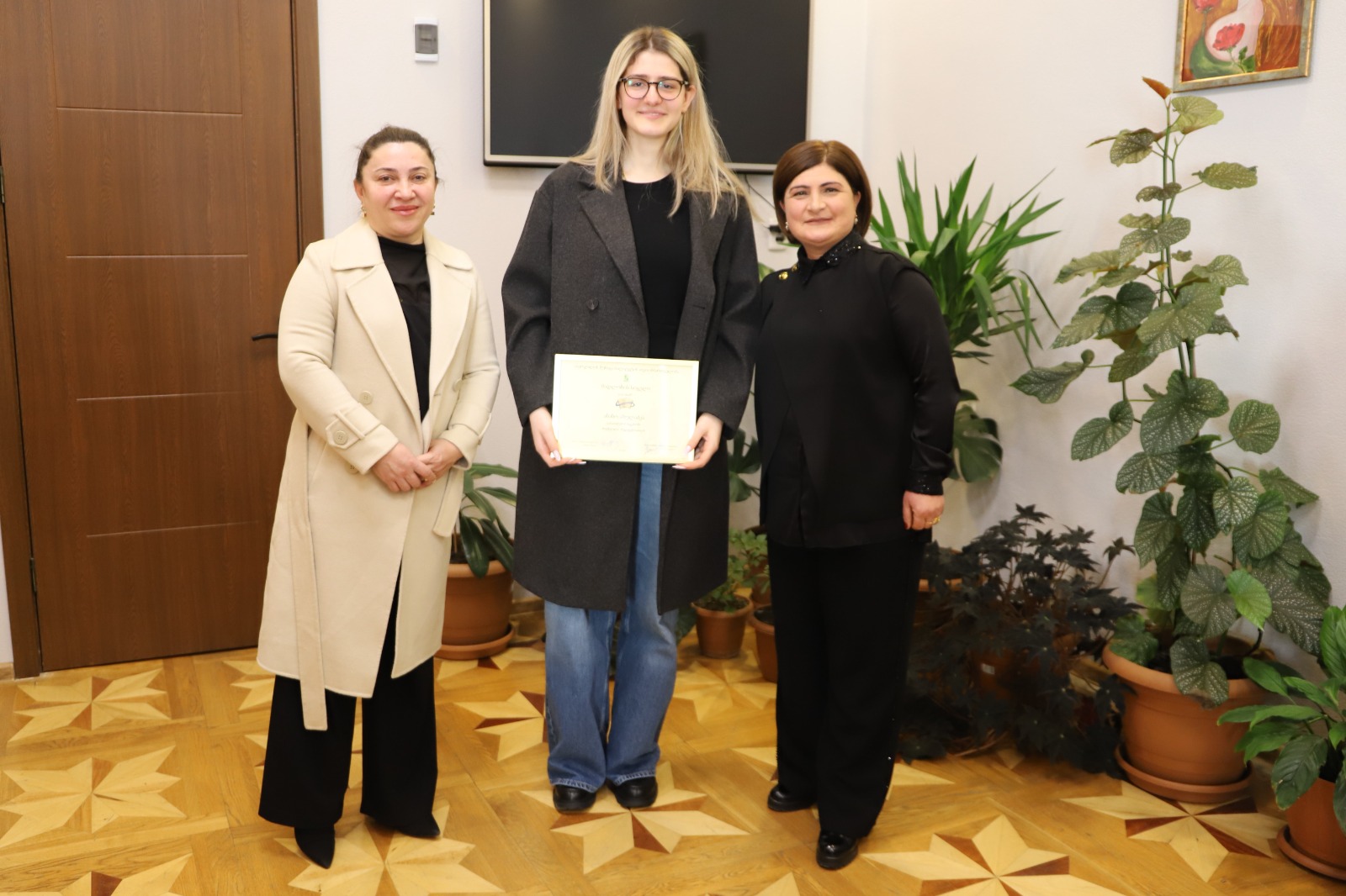 <p style="text-align: justify">თერჯოლის მუნიციპალიტეტის მერი მანუჩარ რობაქიძე, საკრებულოს თავმჯდომარე სოსო ჩაფიჩაძესთან ერთად, ქიმიის საერთაშორისო ოლიმპიადის ბრინჯაოს მედალოსან ანანო აბულაძეს შეხვდა.&nbsp;</p><p style="text-align: justify">მერმა ანანო აბულაძეს მიღწეული შედეგები მიულოცა, ჯილდო გადასცა და წარმატებები უსურვა.&nbsp;</p><p style="text-align: justify">საქართველოს აგრარული უნივერსიტეტის სტუდენტი ანანო აბულაძე საქართველოს ეროვნული ნაკრების წევრია ქიმიაში, მოპოვებული აქვს არაერთი პრიზი საერთაშორისო და სახელმწიფო &nbsp;კონკურსებსა და ტურნირებზე.&nbsp;</p><p style="text-align: justify">შეხვედრას მერიის განათლების, კულტურის, სპორტის და ახალგაზრდულ საქმეთა სამსახურის ხელმძღვანელი მაკა ასათიანი, საკრებულოს განათლების, კულტურის და ახალგაზრდულ საქმეთა კომისიის თავმჯდომარე ნინო ოქრუაძე, თერჯოლის მაჟორიტარი დეპუტატი ელისო მურადაშვილი და საგანმანათლებლო რესურსცენტრის ხელმძღვანელი ქეთევან შეყრილაძე დაესწრნენ.</p><p style="text-align: justify">მუნიციპალიტეტში წარმატებული ახალგაზრდებისთვის წამახალისებელი ფულადი &nbsp;ჯილდო, თერჯოლის აღმასრულებელი და წარმომადგენლობითი ორგანოების ინიციატივით და &nbsp;დადგენილებით განისაზღვრა.</p>