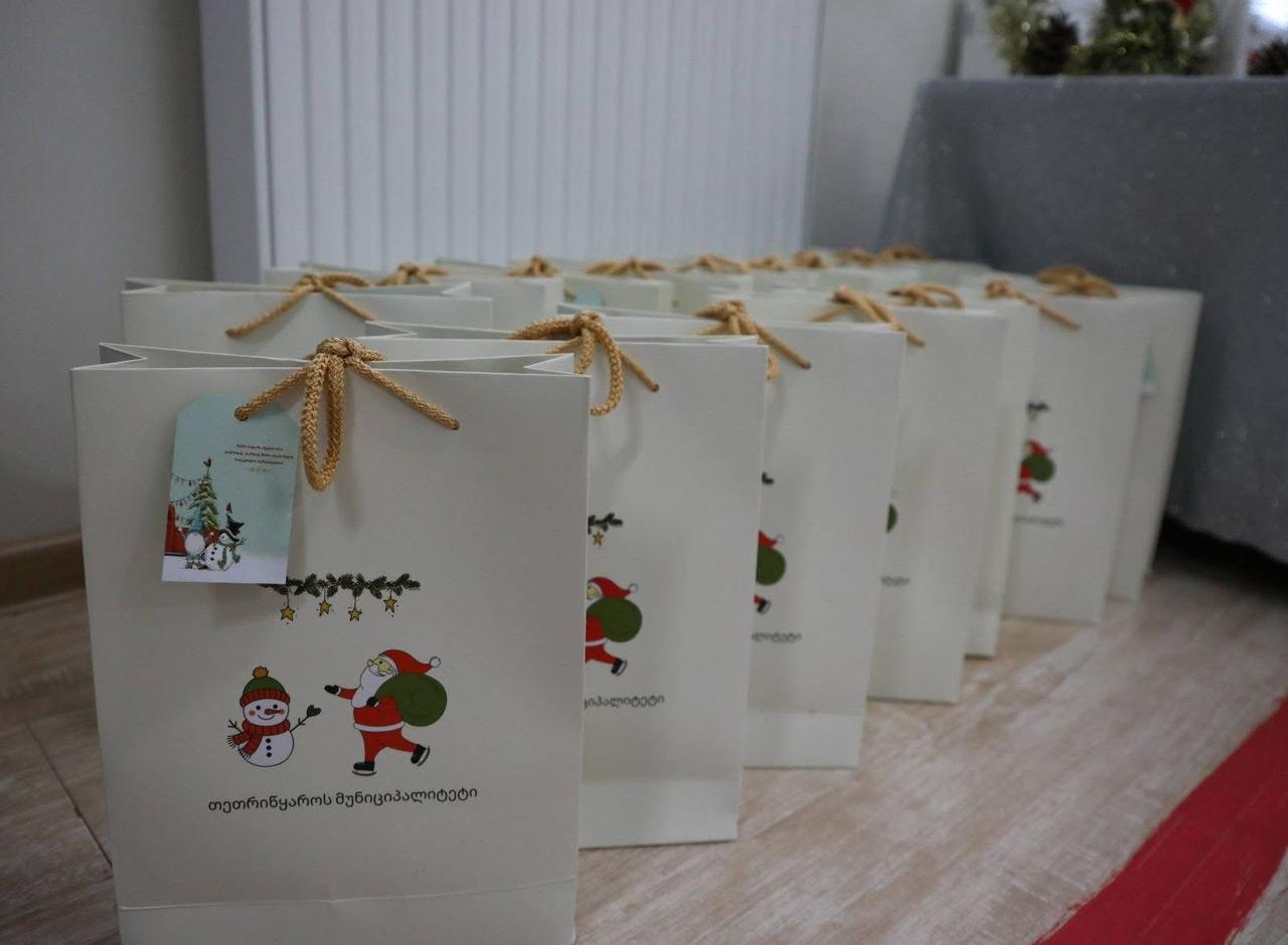 <p style="text-align: justify">თეთრიწყაროს მუნიციპალიტეტის მერმა მიხეილ აფციაურმა საბავშვო ბაღის აღსაზრდელებს დამდეგი შობა-ახალი წელი მიულოცა და საჩუქრები გადასცა.</p><p style="text-align: justify">ააიპ თეთრიწყაროს სკოლამდელი აღზრდა განათლებისა და სოციალურად დაუცველთა დახმარების ცენტრის თექვსმეტივე საბავშვო ბაღში საახალწლო ღონისძიებები გაიმართა.</p><p style="text-align: justify">ღონისძიებებს ასევე მუნიციპალიტეტის მერისა და საკრებულოს თავმჯდომარის პირველი მოადგილეები, ლევან ხმალაძე, ვალერიან სუხიტაშვილი, ცენტრის დირექტორი ფიქრია მეშველიანი, ცენტრის თანამშრომლები და ადგილობრივი თვითმმართველობის წარმომადგენლები ესწრებოდნენ.</p>