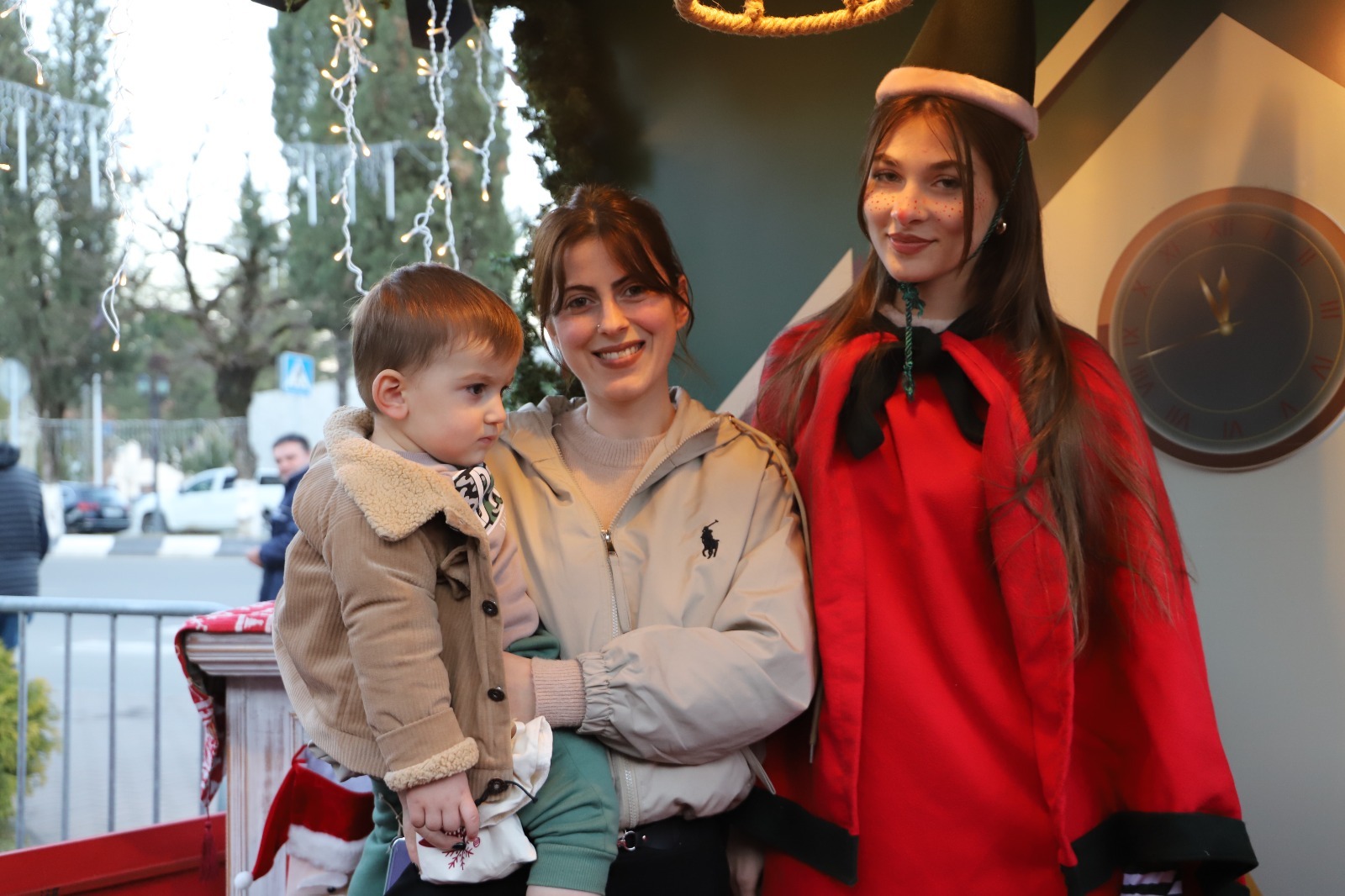 <p style="text-align: justify">თერჯოლაში წლის მთავარი საახალწლო ღონისძიება და ნაძვის ხის ანთების ცერემონია გაიმართა.</p><p style="text-align: justify">საახალწლო ღონისძიებები საბავშვო აქტივობებით და ზღაპრის გმირების წარმოდგენებით დაიწყო. ღონისძიების ფარგლებში გაიმართა საშობაო ბაზრობა, შესრულდა მუსიკალური ნომრები, ზეიმის პატარა სტუმრები თოვლის ბაბუამ დაასაჩუქრა.</p><p style="text-align: justify">თერჯოლის მუნიციპალიტეტის მერმა მანუჩარ რობაქიძემ, საკრებულოს თავმჯდომარე სოსო ჩაფიჩაძესთან და ბავშვებთან ერთად ქალაქის მთავარი ნაძვის ხე საზეიმოდ აანთო.</p><p style="text-align: justify">გალა კონცერტში მონაწილეობდნენ ქართველი შემსრულებლები: ეკა კახიანი, ნინი ბადურაშვილი,თაკო გაჩეჩილაძე, ქრისტინე იმედაძე; თემურ თათარაშვილი, მაია ჯაბუა; კახა კუხიანიძე; ჯორჯიან სიქს და გუფილენდი.</p><p style="text-align: justify">საახალწლო ღონისძიებები ფოიერვერკით დასრულდა.&nbsp;</p><p style="text-align: justify">"ახალი წლის დღეები" მთელი ქვეყნის მასშტაბით, საქართველოს მთავრობის, კულტურის სამინისტროს და სსიპ შემოქმედებითი საქართველოს მხარდაჭერით იმართება.</p>