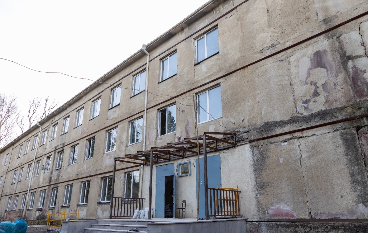 <p style="text-align: justify">თერჯოლის მუნიციპალიტეტში საგანმანათლებლო ინფრასტრუქტურის აღდგენა და განახლება მიმდინარეობს.</p><p style="text-align: justify">სამუშაოები თერჯოლის მუნიციპალიტეტის მერმა მანუჩარ რობაქიძემ იმერეთში სახელმწიფო რწმუნებულთან ლევან ზალკალიანთან და ადგილობრივი თვითმმართველობის წარმომადგენლებთან ერთად დაათვალიერა. </p><p style="text-align: justify">მუნიციპალიტეტის მერიის ინფორმაციით, პროექტების მიზანია მოსწავლეებისთვის უსაფრთხო და კომფორტული საგანმანათლებლო გარემოს შექმნა. სამუშაოები ხორციელდება მცირე მასშტაბის სკოლების სარეაბილიტაციო პროგრამის ფარგლებში და სრულად ფინანსდება ინფრასტრუქტურის სამინისტროს მიერ.</p><p style="text-align: justify">სოფელ ახალთერჯოლის საჯარო სკოლაში ხორციელდება შიდა სივრცის რეაბილიტაცია: განახლდება სკოლის შესასვლელი, გარემონტდება მესამე სართულის საკლასო ოთახები და დერეფანი, იცვლება ელექტროგაყვანილობის სისტემა.</p><p style="text-align: justify">სოფელ ჭოგნარის სკოლაში პირველად მონტაჟდება ცენტრალური გათბობის სისტემა. </p><p style="text-align: justify">ამავე პროგრამის ფარგლებში უკვე დასრულდა სოფელ ნაგარევის სკოლის სახურავის სრული რეაბილიტაციაც.</p><p style="text-align: justify">საერთო ჯამში, სკოლების რეაბილიტაციასა და კეთილმოწყობაზე 400 000 ლარამდე დაიხარჯება.</p>