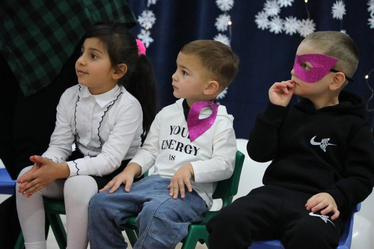 <p style="text-align: justify">თეთრიწყაროს მუნიციპალიტეტის მერმა მიხეილ აფციაურმა საბავშვო ბაღის აღსაზრდელებს დამდეგი შობა-ახალი წელი მიულოცა და საჩუქრები გადასცა.</p><p style="text-align: justify">ააიპ თეთრიწყაროს სკოლამდელი აღზრდა განათლებისა და სოციალურად დაუცველთა დახმარების ცენტრის თექვსმეტივე საბავშვო ბაღში საახალწლო ღონისძიებები გაიმართა.</p><p style="text-align: justify">ღონისძიებებს ასევე მუნიციპალიტეტის მერისა და საკრებულოს თავმჯდომარის პირველი მოადგილეები, ლევან ხმალაძე, ვალერიან სუხიტაშვილი, ცენტრის დირექტორი ფიქრია მეშველიანი, ცენტრის თანამშრომლები და ადგილობრივი თვითმმართველობის წარმომადგენლები ესწრებოდნენ.</p>