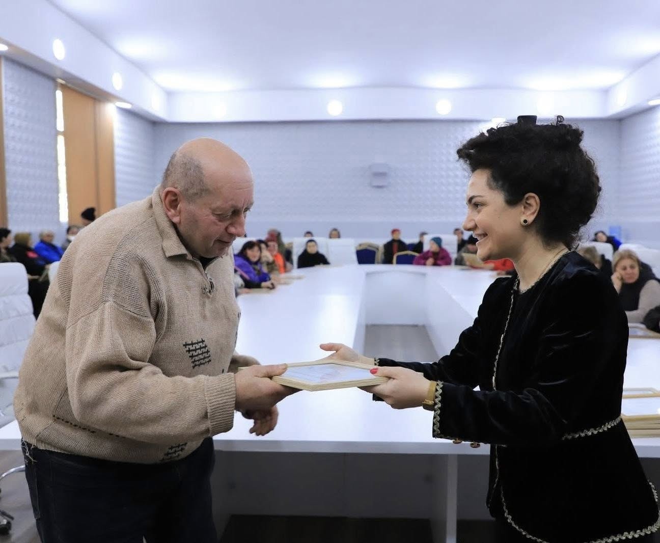 <p style="text-align: justify">დასუფთავების სამსახურის თანამშრომლების შრომა ხშირად შეუმჩნეველია, თუმცა მისი მნიშვნელობა ფასდაუდებელია, - ამის შესახებ სოციალურ ქსელში ზესტაფონის მერი ვახტანგ ღამბაშიძე წერს.</p><p style="text-align: justify">"მადლიერება და პატივისცემა გამოვხატეთ იმ ადამიანების მიმართ, რომლებიც მაშინ იღვიძებენ, როცა მთელ ქალაქს სძინავს.</p><p style="text-align: justify">დასუფთავების სამსახურის თანამშრომლების შრომა ხშირად შეუმჩნეველია, თუმცა მისი მნიშვნელობა ფასდაუდებელია.</p><p style="text-align: justify">მადლობას გიხდით ქალაქის სისუფთავისა და წესრიგის შენარჩუნებაში შეტანილი განსაკუთრებული წვლილისთვის,<br>კეთილსინდისიერი შრომისა და ყოველდღიური თავდადებისთვის, რომლითაც ჩვენი ქალაქი თითოეული მოქალაქისთვის უფრო სუფთა, ლამაზი და კომფორტული ხდება.</p><p style="text-align: justify">თქვენი დაუღალავი შრომა ქმნის სუფთა, მოწესრიგებულ და სასიამოვნო გარემოს როგორც ქალაქის მცხოვრებლებისთვის, ისე სტუმრებისთვის.</p><p style="text-align: justify">გისურვებთ ჯანმრთელობასა და წარმატებებს", - წერს ღამბაშიძე.</p>