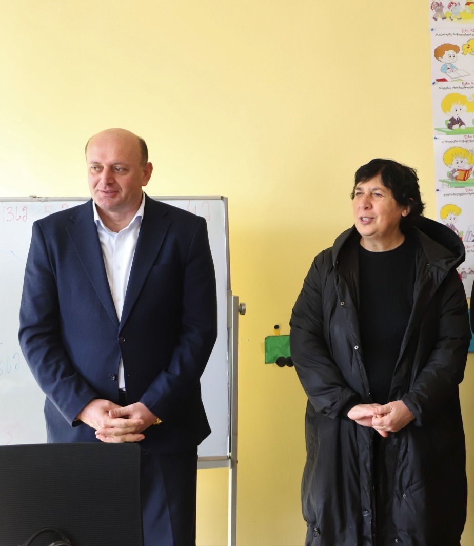 <p style="text-align: justify">თერჯოლის მუნიციპალიტეტში საგანმანათლებლო ინფრასტრუქტურის აღდგენა და განახლება მიმდინარეობს.</p><p style="text-align: justify">სამუშაოები თერჯოლის მუნიციპალიტეტის მერმა მანუჩარ რობაქიძემ იმერეთში სახელმწიფო რწმუნებულთან ლევან ზალკალიანთან და ადგილობრივი თვითმმართველობის წარმომადგენლებთან ერთად დაათვალიერა. </p><p style="text-align: justify">მუნიციპალიტეტის მერიის ინფორმაციით, პროექტების მიზანია მოსწავლეებისთვის უსაფრთხო და კომფორტული საგანმანათლებლო გარემოს შექმნა. სამუშაოები ხორციელდება მცირე მასშტაბის სკოლების სარეაბილიტაციო პროგრამის ფარგლებში და სრულად ფინანსდება ინფრასტრუქტურის სამინისტროს მიერ.</p><p style="text-align: justify">სოფელ ახალთერჯოლის საჯარო სკოლაში ხორციელდება შიდა სივრცის რეაბილიტაცია: განახლდება სკოლის შესასვლელი, გარემონტდება მესამე სართულის საკლასო ოთახები და დერეფანი, იცვლება ელექტროგაყვანილობის სისტემა.</p><p style="text-align: justify">სოფელ ჭოგნარის სკოლაში პირველად მონტაჟდება ცენტრალური გათბობის სისტემა. </p><p style="text-align: justify">ამავე პროგრამის ფარგლებში უკვე დასრულდა სოფელ ნაგარევის სკოლის სახურავის სრული რეაბილიტაციაც.</p><p style="text-align: justify">საერთო ჯამში, სკოლების რეაბილიტაციასა და კეთილმოწყობაზე 400 000 ლარამდე დაიხარჯება.</p>