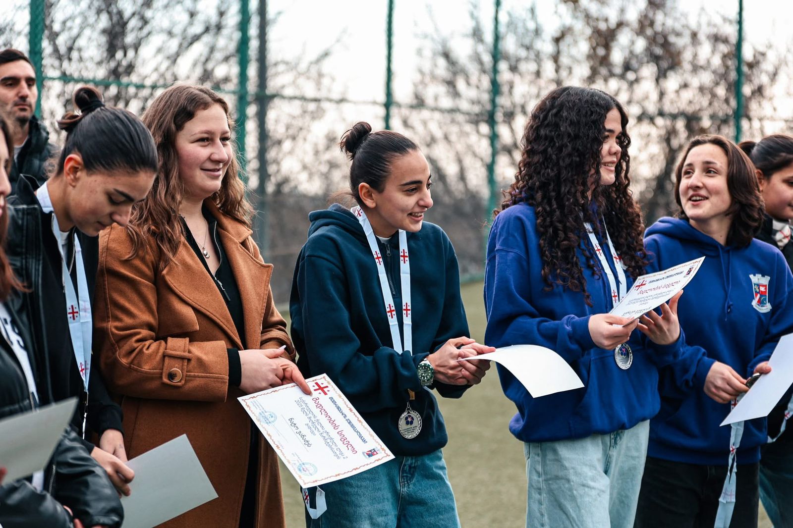 <p style="text-align: justify">რეგიონული განვითარების მინისტრის პირველი მოადგილე ლევან ზაუტაშვილი და ქვემო ქართლში სახელმწიფო რწმუნებული ილია ჯალაღანია თეთრიწყაროს მუნიციპალიტეტის მერთან მიხეილ აფციაურთან ერთად, გოგონათა საფეხბურთო გუნდის წევრებს შეხვდნენ.</p><p style="text-align: justify">გოგონათა ფეხბურთი თეთრიწყაროს მუნიციპალიტეტის ეთნიკურად მრავალფეროვან, ეკომიგრანტებით დასახლებულ სოფელ სამღერეთში 2018 წელს ჩამოყალიბდა. შეიქმნა სამოყვარულო საფეხბურთო გუნდი, რომელიც ეთნიკურად ქართველ, აზერბაიჯანელ და სომეხ გოგონებს აერთიანებს. 2020 წლიდან გუნდს ფეხბურთით დაინტერესებული გოგონები მუნიციპალიტეტის სხვადასხვა სოფლებიდანაც შეუერთდნენ. 2023 წლიდან თეთრიწყაროს გოგონათა გუნდი ოფიციალურად ჩაერთო საქართველოს ლიგა 2-ში, წარმატებით განაგრძობს ასპარეზობას და ამ ეტაპზე გადასულია უმაღლეს ლიგაში.</p><p style="text-align: justify">მინისტრის მოადგილემ, სახელმწიფო რწმუნებულმა და მერმა გოგონები ერთჯერადი ფულადი პრემიით, მედლებითა და სამადლობელი სიგელებით დააჯილდოვეს და აღნიშნეს, რომ მათი გადასვლა უმაღლეს ლიგაში მუნიციპალიტეტში ქალთა ფეხბურთის განვითარებისთვის მნიშვნელოვანი ნაბიჯია.</p><p style="text-align: justify">შეხვედრას ქვემო ქართლში სახელმწიფო რწმუნებულის პირველი მოადგილე იოსებ ალიბეგაშვილი, მოადგილე ავთანდილ ჭრიკიშვილი და ადგილობრივი ხელისუფლების წარმომადგენლები ესწრებოდნენ.</p>