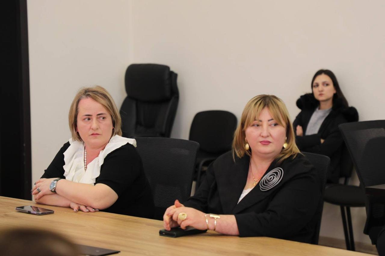 <p style="text-align: justify">თეთრიწყაროს მუნიციპალიტეტის მერი მიხეილ აფციაური ა(ა)ი „თეთრიწყაროს სკოლამდელი აღზრდა-განათლების და სოციალურად დაუცველთა დახმარების ცენტრის“ წარმომადგენლებს შეხვდა.</p><p style="text-align: justify">შეხვედრაზე ცენტრის დირექტორმა, ფიქრია მეშველიანმა ადმინისტრაციის წევრებთან ერთად, სოფელ წინწყაროსა და სოფელ სამღერეთის საბავშვო ბაღების ავტორიზაციის მინიჭების შესახებ პრეზენტაცია წარადგინა.</p><p style="text-align: justify">როგორც ფიქრია მეშველიანმა აღნიშნა, ქვემო ქართლში თეთრიწყაროს მუნიციპალიტეტი არის პირველი, რომელსაც აქვს ორი სკოლამდელი აღზრდისა და განათლების დაწესებულება, რომლებმაც წარმატებით გაიარეს ავტორიზაცია.</p><p style="text-align: justify">შეხვედრას ასევე ესწრებოდნენ თეთრიწყაროს მუნიციპალიტეტის მერისა და საკრებულოს თავმჯდომარის მოადგილეები ლევან ხმალაძე, რამაზ გულბანი, ლია ზურებიანი, ვალერიან სუხიტაშვილი და ანზორ ღორჯომელაძე.</p>