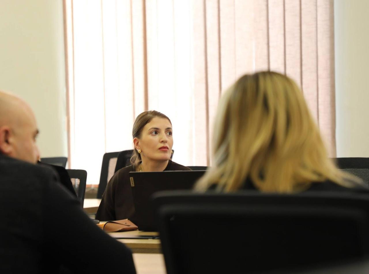 <p style="text-align: justify">თეთრიწყაროს მუნიციპალიტეტის მერი მიხეილ აფციაური ა(ა)ი „თეთრიწყაროს სკოლამდელი აღზრდა-განათლების და სოციალურად დაუცველთა დახმარების ცენტრის“ წარმომადგენლებს შეხვდა.</p><p style="text-align: justify">შეხვედრაზე ცენტრის დირექტორმა, ფიქრია მეშველიანმა ადმინისტრაციის წევრებთან ერთად, სოფელ წინწყაროსა და სოფელ სამღერეთის საბავშვო ბაღების ავტორიზაციის მინიჭების შესახებ პრეზენტაცია წარადგინა.</p><p style="text-align: justify">როგორც ფიქრია მეშველიანმა აღნიშნა, ქვემო ქართლში თეთრიწყაროს მუნიციპალიტეტი არის პირველი, რომელსაც აქვს ორი სკოლამდელი აღზრდისა და განათლების დაწესებულება, რომლებმაც წარმატებით გაიარეს ავტორიზაცია.</p><p style="text-align: justify">შეხვედრას ასევე ესწრებოდნენ თეთრიწყაროს მუნიციპალიტეტის მერისა და საკრებულოს თავმჯდომარის მოადგილეები ლევან ხმალაძე, რამაზ გულბანი, ლია ზურებიანი, ვალერიან სუხიტაშვილი და ანზორ ღორჯომელაძე.</p>