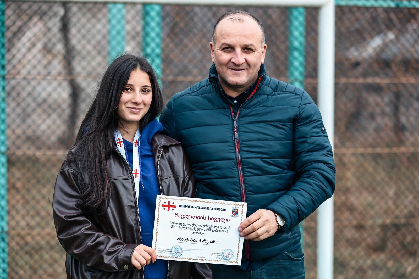 <p style="text-align: justify">რეგიონული განვითარების მინისტრის პირველი მოადგილე ლევან ზაუტაშვილი და ქვემო ქართლში სახელმწიფო რწმუნებული ილია ჯალაღანია თეთრიწყაროს მუნიციპალიტეტის მერთან მიხეილ აფციაურთან ერთად, გოგონათა საფეხბურთო გუნდის წევრებს შეხვდნენ.</p><p style="text-align: justify">გოგონათა ფეხბურთი თეთრიწყაროს მუნიციპალიტეტის ეთნიკურად მრავალფეროვან, ეკომიგრანტებით დასახლებულ სოფელ სამღერეთში 2018 წელს ჩამოყალიბდა. შეიქმნა სამოყვარულო საფეხბურთო გუნდი, რომელიც ეთნიკურად ქართველ, აზერბაიჯანელ და სომეხ გოგონებს აერთიანებს. 2020 წლიდან გუნდს ფეხბურთით დაინტერესებული გოგონები მუნიციპალიტეტის სხვადასხვა სოფლებიდანაც შეუერთდნენ. 2023 წლიდან თეთრიწყაროს გოგონათა გუნდი ოფიციალურად ჩაერთო საქართველოს ლიგა 2-ში, წარმატებით განაგრძობს ასპარეზობას და ამ ეტაპზე გადასულია უმაღლეს ლიგაში.</p><p style="text-align: justify">მინისტრის მოადგილემ, სახელმწიფო რწმუნებულმა და მერმა გოგონები ერთჯერადი ფულადი პრემიით, მედლებითა და სამადლობელი სიგელებით დააჯილდოვეს და აღნიშნეს, რომ მათი გადასვლა უმაღლეს ლიგაში მუნიციპალიტეტში ქალთა ფეხბურთის განვითარებისთვის მნიშვნელოვანი ნაბიჯია.</p><p style="text-align: justify">შეხვედრას ქვემო ქართლში სახელმწიფო რწმუნებულის პირველი მოადგილე იოსებ ალიბეგაშვილი, მოადგილე ავთანდილ ჭრიკიშვილი და ადგილობრივი ხელისუფლების წარმომადგენლები ესწრებოდნენ.</p>