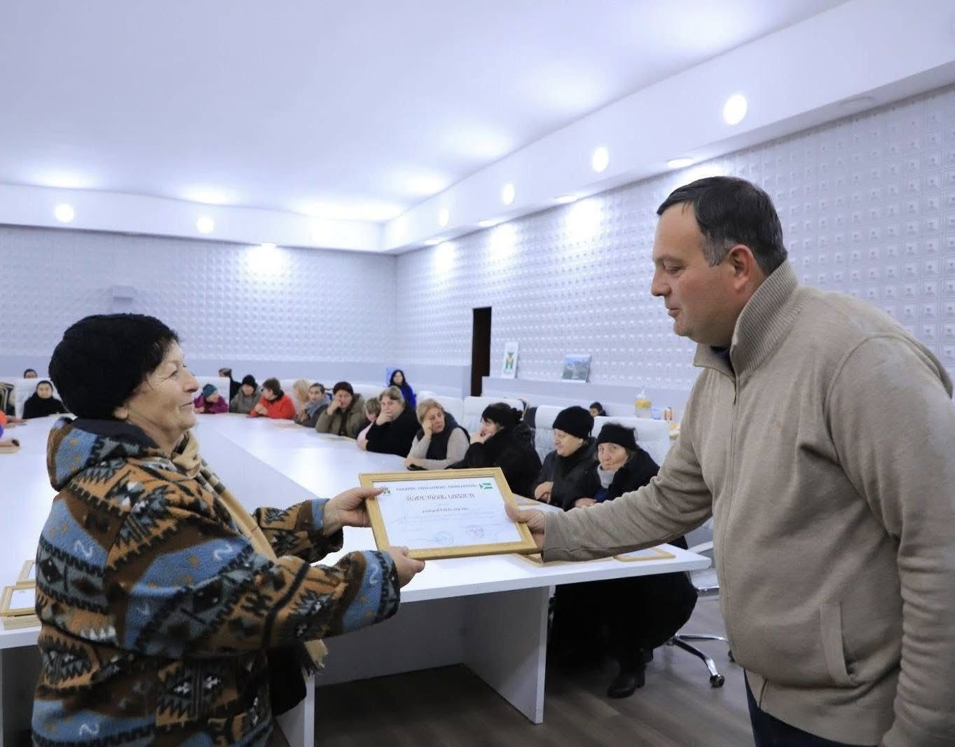 <p style="text-align: justify">დასუფთავების სამსახურის თანამშრომლების შრომა ხშირად შეუმჩნეველია, თუმცა მისი მნიშვნელობა ფასდაუდებელია, - ამის შესახებ სოციალურ ქსელში ზესტაფონის მერი ვახტანგ ღამბაშიძე წერს.</p><p style="text-align: justify">"მადლიერება და პატივისცემა გამოვხატეთ იმ ადამიანების მიმართ, რომლებიც მაშინ იღვიძებენ, როცა მთელ ქალაქს სძინავს.</p><p style="text-align: justify">დასუფთავების სამსახურის თანამშრომლების შრომა ხშირად შეუმჩნეველია, თუმცა მისი მნიშვნელობა ფასდაუდებელია.</p><p style="text-align: justify">მადლობას გიხდით ქალაქის სისუფთავისა და წესრიგის შენარჩუნებაში შეტანილი განსაკუთრებული წვლილისთვის,<br>კეთილსინდისიერი შრომისა და ყოველდღიური თავდადებისთვის, რომლითაც ჩვენი ქალაქი თითოეული მოქალაქისთვის უფრო სუფთა, ლამაზი და კომფორტული ხდება.</p><p style="text-align: justify">თქვენი დაუღალავი შრომა ქმნის სუფთა, მოწესრიგებულ და სასიამოვნო გარემოს როგორც ქალაქის მცხოვრებლებისთვის, ისე სტუმრებისთვის.</p><p style="text-align: justify">გისურვებთ ჯანმრთელობასა და წარმატებებს", - წერს ღამბაშიძე.</p>