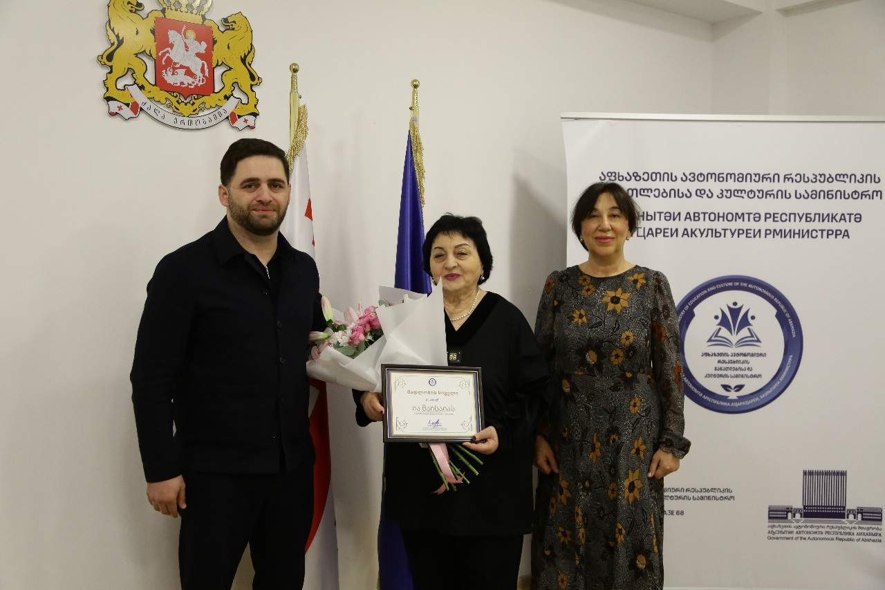 ბექა ღვაჩლიანი დამსახურებულ არტისტს ია მაისაიას შეხვდა