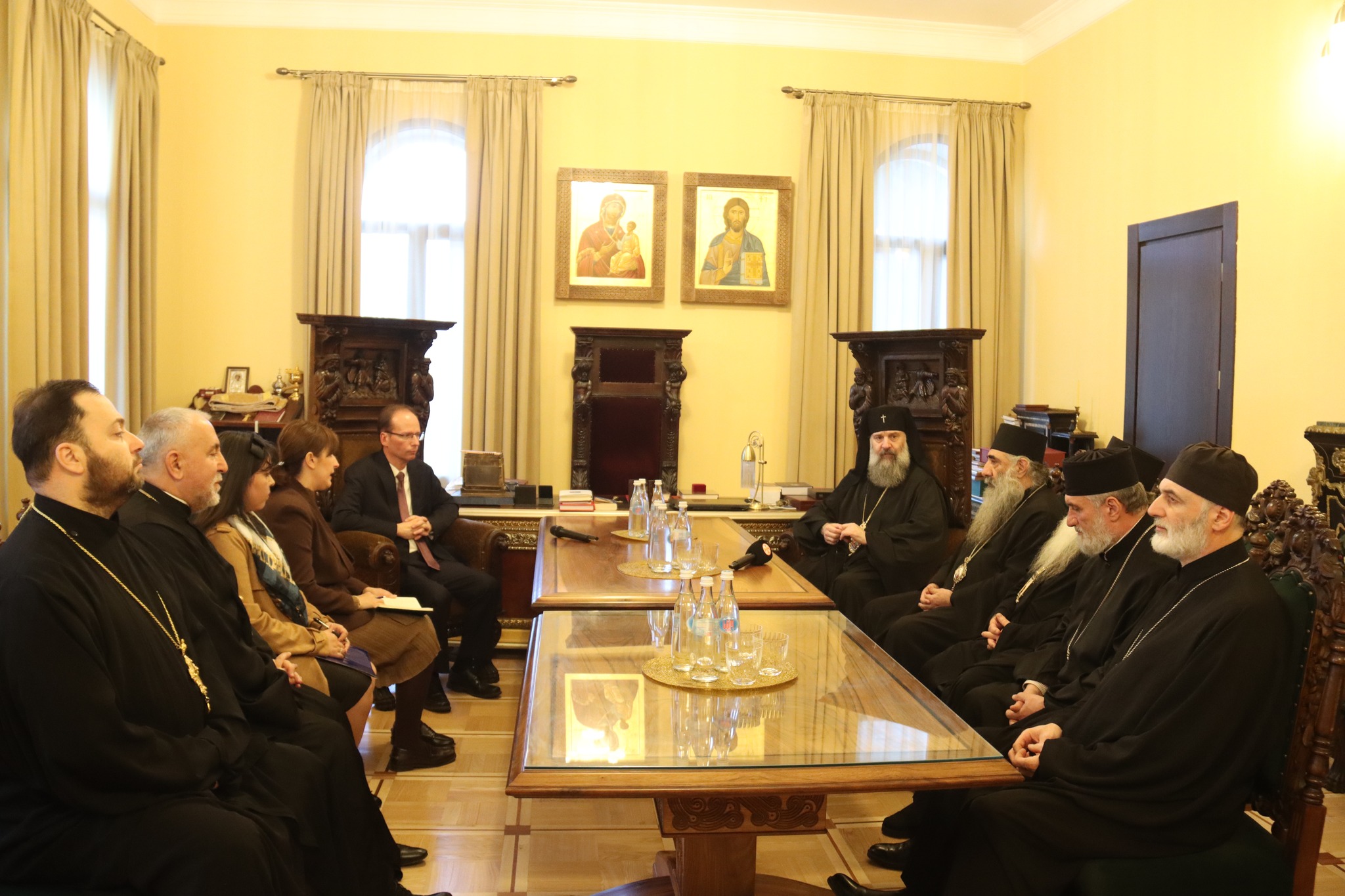 აშშ-ის ელჩის მოვალეობის შემსრულებელი მეუფე შიოს და სხვა მღვდელმთავრებს შეხვდა