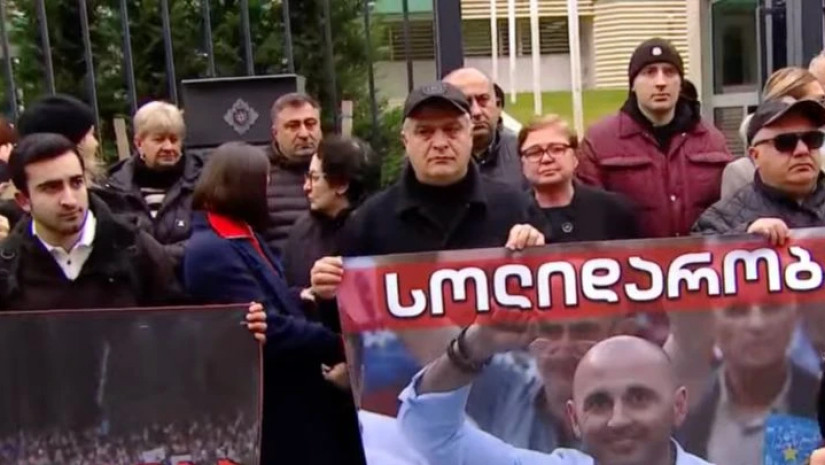 "85 დღეა, აკრძალული აქვს გარე სამყაროსთან კომუნიკაცია, კონტაქტი, სატელეფონო ზარის უფლება" - ლევან ხაბეიშვილის მხარდამჭერი აქცია სუსთან