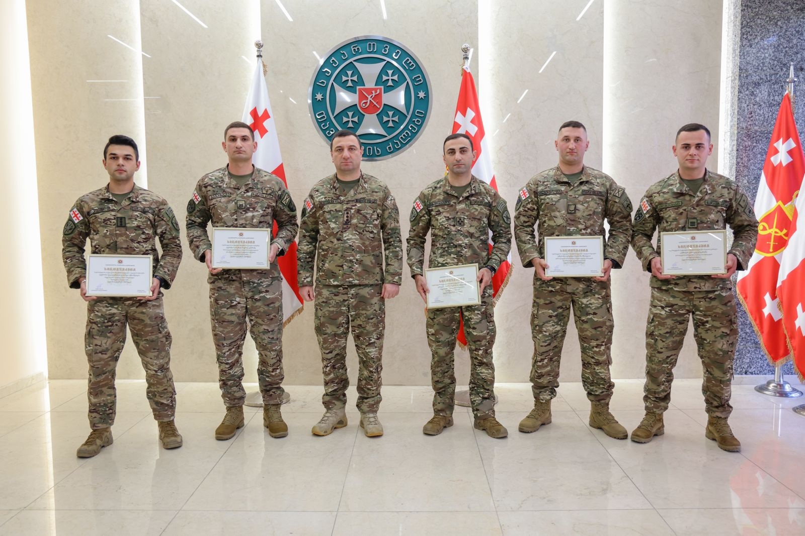 თავდაცვის ძალების მეთაურმა საუკეთესო სამხედროები დააჯილდოვა