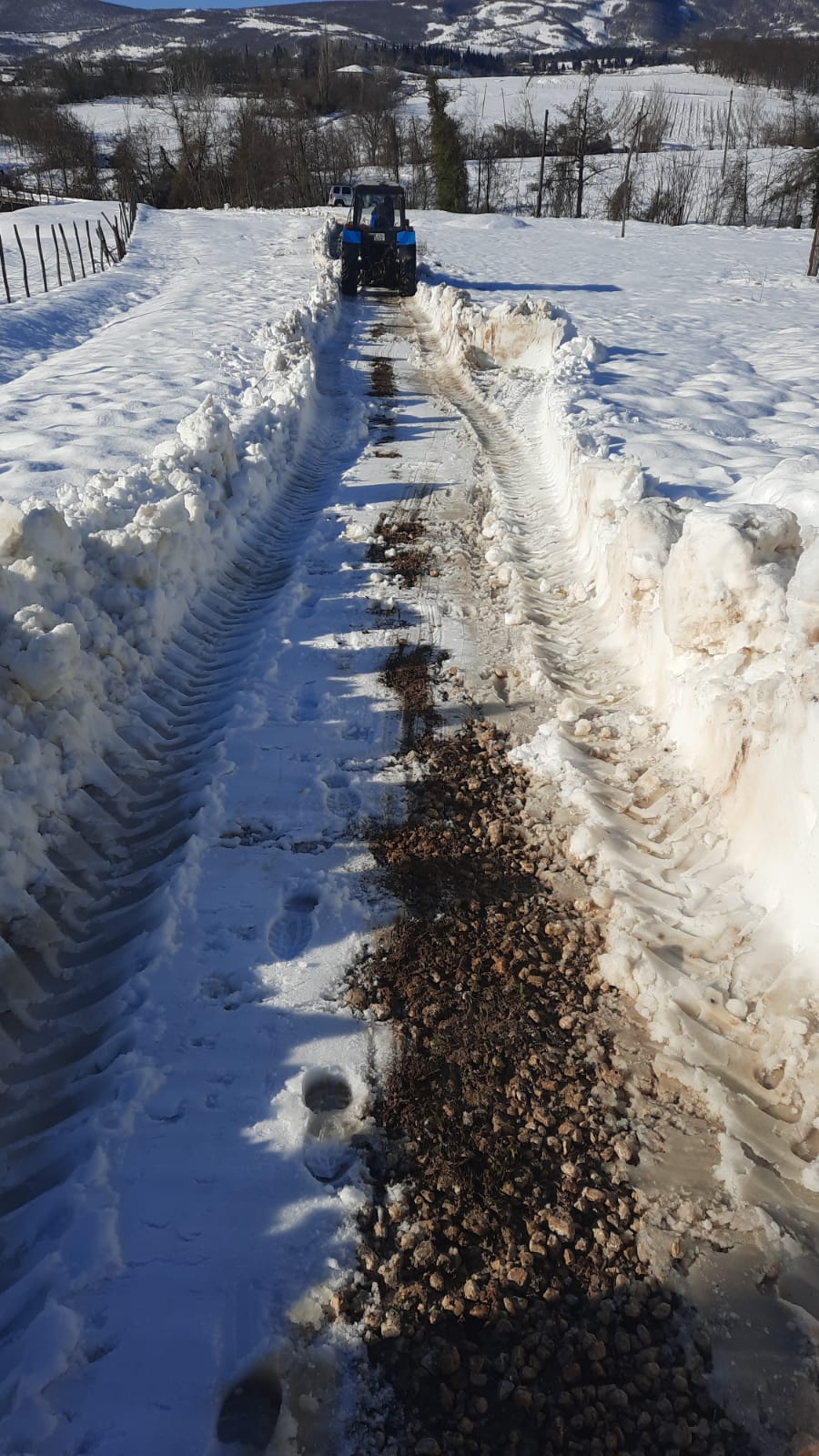 <p style="text-align: justify">თერჯოლაში დიდთოვლობის გამო მუნიციპალიტეტის შესაბამისი სამსახურები საგანგებო რეჟიმში აგრძელებენ მუშაობას.&nbsp;</p><p style="text-align: justify">რთული მეტეოროლოგიური პირობებიდან გამომდინარე, მუნიციპალიტეტის მერის ხელმძღვანელობით, 24-საათიან უწყვეტ რეჟიმში ხორციელდება გზების გაწმენდითი სამუშაოები.&nbsp;</p><p style="text-align: justify">ამ ეტაპზე ქალაქისა და სოფლების ცენტრალური საავტომობილო გზების გაწმენდა თითქმის დასრულებულია.</p><p style="text-align: justify">ამ ეტაპზე ელექტროენერგიის, ბუნებრივი აირის და წყლის მიწოდება &nbsp;მუნიციპალიტეტის თითქმის ყველა სოფელს აღუდგა. სოფელ სეფარეთსა და ალისუბანში ელექტრომომარაგების &nbsp;აღსადგენად, სამუშაოები ამ წუთებშიც მიმდინარეობს და უახლოეს საათებში დასრულდება.</p><p style="text-align: justify">“სამუშაოები საგანგებო რეჟიმში &nbsp;გრძელდება. პრობლემის სრულ აღმოფხვრამდე ჩვენი ბრიგადები, ადგილობრივ მოსახლეობასთან 24-საათიან კოორდინაციაში არიან, მაქსიმალურად &nbsp;ვცდილობთ, დიდთოვლობის შედეგად ყველა &nbsp;შექმნილი გამოწვევა გადაიჭრას &nbsp;და &nbsp;მოქალაქეებს ყველა &nbsp;საჭიროება დროულად მიეწოდოს. მინდა მადლობა გადავუხადო ყველას, ვინც ამ დროის განმავლობაში თავდაუზოგავად მუშაობდა შექმნილი ვითარების გადასაჭრელად", - განაცხადა მანუჩარ რობაქიძემ.</p>