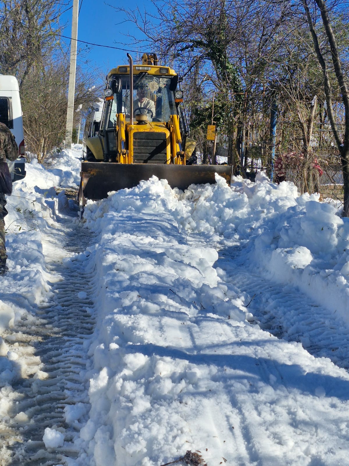 <p style="text-align: justify">თერჯოლაში დიდთოვლობის გამო მუნიციპალიტეტის შესაბამისი სამსახურები საგანგებო რეჟიმში აგრძელებენ მუშაობას.&nbsp;</p><p style="text-align: justify">რთული მეტეოროლოგიური პირობებიდან გამომდინარე, მუნიციპალიტეტის მერის ხელმძღვანელობით, 24-საათიან უწყვეტ რეჟიმში ხორციელდება გზების გაწმენდითი სამუშაოები.&nbsp;</p><p style="text-align: justify">ამ ეტაპზე ქალაქისა და სოფლების ცენტრალური საავტომობილო გზების გაწმენდა თითქმის დასრულებულია.</p><p style="text-align: justify">ამ ეტაპზე ელექტროენერგიის, ბუნებრივი აირის და წყლის მიწოდება &nbsp;მუნიციპალიტეტის თითქმის ყველა სოფელს აღუდგა. სოფელ სეფარეთსა და ალისუბანში ელექტრომომარაგების &nbsp;აღსადგენად, სამუშაოები ამ წუთებშიც მიმდინარეობს და უახლოეს საათებში დასრულდება.</p><p style="text-align: justify">“სამუშაოები საგანგებო რეჟიმში &nbsp;გრძელდება. პრობლემის სრულ აღმოფხვრამდე ჩვენი ბრიგადები, ადგილობრივ მოსახლეობასთან 24-საათიან კოორდინაციაში არიან, მაქსიმალურად &nbsp;ვცდილობთ, დიდთოვლობის შედეგად ყველა &nbsp;შექმნილი გამოწვევა გადაიჭრას &nbsp;და &nbsp;მოქალაქეებს ყველა &nbsp;საჭიროება დროულად მიეწოდოს. მინდა მადლობა გადავუხადო ყველას, ვინც ამ დროის განმავლობაში თავდაუზოგავად მუშაობდა შექმნილი ვითარების გადასაჭრელად", - განაცხადა მანუჩარ რობაქიძემ.</p>