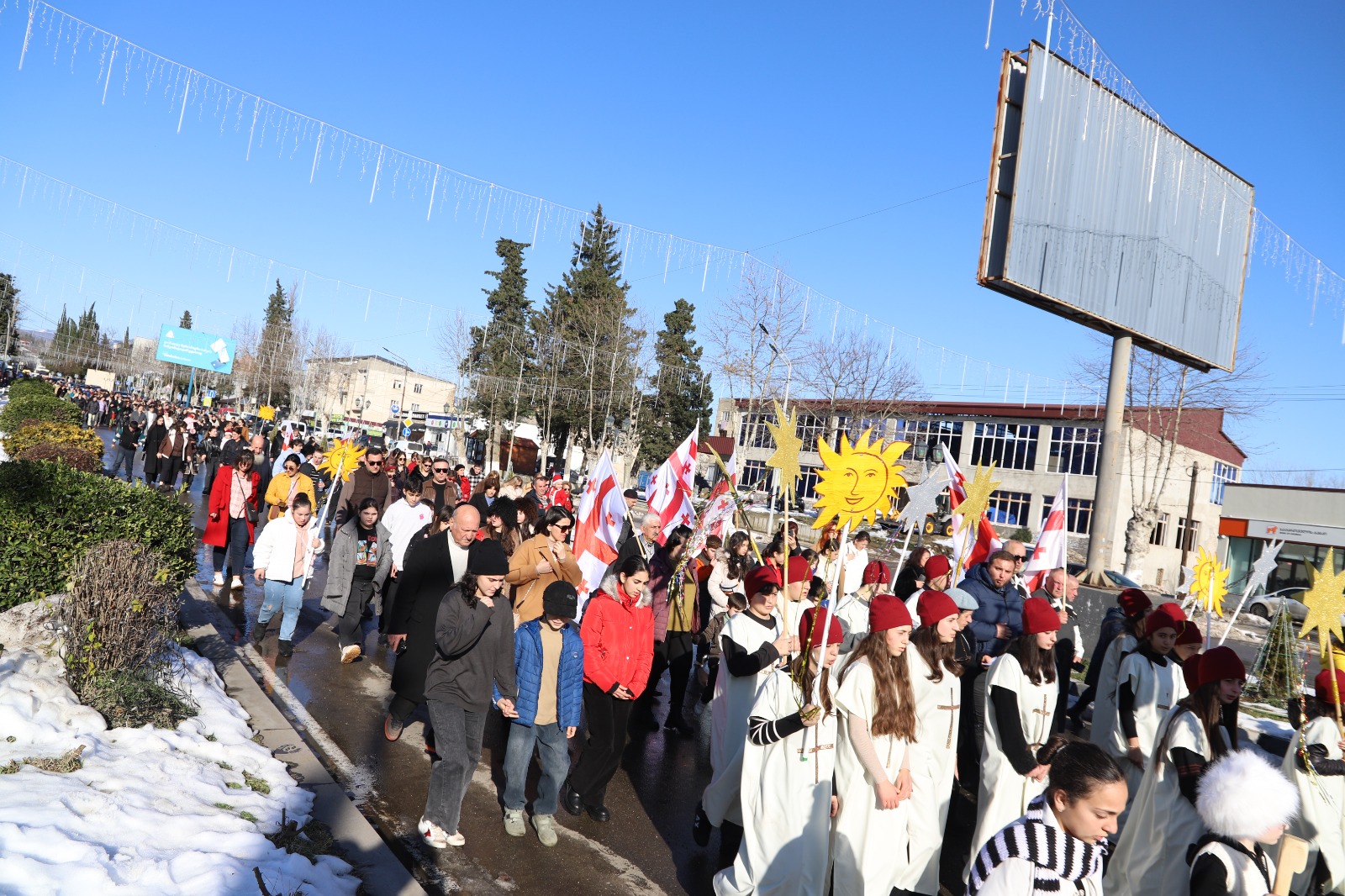 <p style="text-align: justify">თერჯოლაში, შობის დღესასწაულზე ალილოს საზეიმო მსვლელობა გაიმართა. </p><p style="text-align: justify">მასშტაბური სადღესასწაულო ღონისძიება, მუნიციპალიტეტის მერის მანუჩარ რობაქიძის ინიციატივით უკვე მესამე წელია, ეწყობა. ღონისძიებაში ადგილობრივი თვითმმართველობა, თერჯოლისა და ტყიბულის ეპარქიის მიტროპოლიტი, მეუფე გიორგი შალამბერიძე, ასევე სასულიერო პირები და მუნიციპალიტეტის მოსახლეობა იყო ჩართული.</p><p style="text-align: justify">საზეიმო ღონისძიებას საკრებულოს თავმჯდომარე სოსო ჩაფიჩაძე, მერის მოადგილეები, ზვიად ბაზაძე და მირზა ქოჩიაშვილი და ადგილობრივი ხელისუფლების წარმომადგენლები შეუერთდნენ. </p><p style="text-align: justify">შობის მახარებლები 7 იანვარს ჭაბუკმთის წმინდა გიორგის სახელობის საკათედრო ტაძრიდან დაიძრნენ.</p><p style="text-align: justify">ალილოს მსვლელობაში აქტიურად იყო ჩართული ასევე, მუნიციპალიტეტის საგანმანათლებლო დაწესებულებები, ადმინისტრაციული ერთეულები, ა(ა)იპების წარმომადგენლები და ქალაქში არსებული სხვადასხვა ორგანიზაციები.</p><p style="text-align: justify">მუნიციპალიტეტის საჯარო სკოლების და სკოლამდელი აღზრდის დაწესებულებების მოსწავლეები ალილოს მსვლელობას მთელი დღის განმავლობაში, სხვადასხვა ადგილებზე სასაჩუქრე კალათებით, საშობაო ძღვენით და საშობაო თემატიკაზე წინასწარ მომზადებული, მისალოცი სახალისო - შემოქმედებითი ნომრებით უერთდებოდნენ. </p><p style="text-align: justify">"ალილო 2026" დღის ბოლოს, ქალაქის ცენტრში ღვთისმშობლის ხარების სახელობის ტაძართან დასრულდა.</p><p style="text-align: justify">აღსანიშნავია, რომ თერჯოლაში ღონისძიება, მერიის განათლების,კულტურის,სპორტის და ახალგაზრდულ საქმეთა სამსახურის ორგანიზებით ჩატარდა. ალილოს მსვლელობისას შეგროვილი საშობაო ნობათი მუნიციპალიტეტის შეჭირვებულ ოჯახებს, ბავშვთა და მოხუცთა სახლებს გადაუნაწილდება.</p><p style="text-align: justify">ხელმძღვანელმა პირებმა თერჯოლის მოსახლეობას და სრულიად საქართველოს შობის დღესასწაული მიულოცეს და მადლობა გადაუხადეს აქტიური მონაწილეობისთვის.</p>