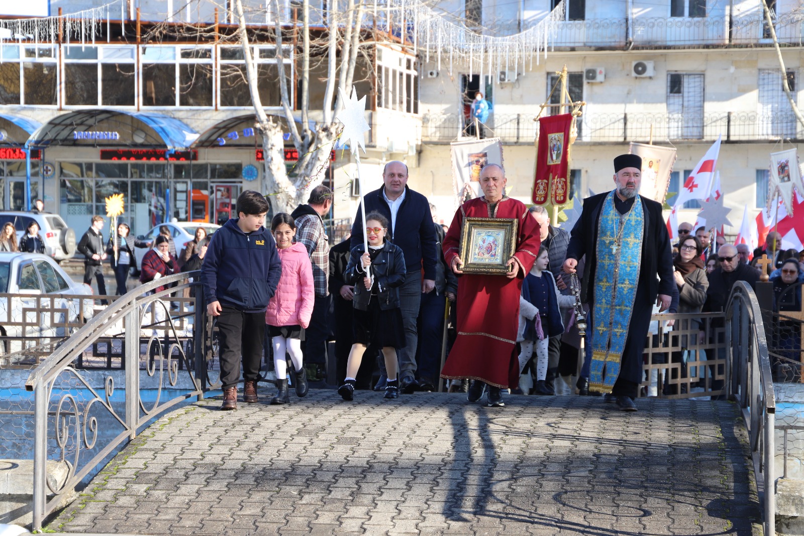 <p style="text-align: justify">თერჯოლაში, შობის დღესასწაულზე ალილოს საზეიმო მსვლელობა გაიმართა. </p><p style="text-align: justify">მასშტაბური სადღესასწაულო ღონისძიება, მუნიციპალიტეტის მერის მანუჩარ რობაქიძის ინიციატივით უკვე მესამე წელია, ეწყობა. ღონისძიებაში ადგილობრივი თვითმმართველობა, თერჯოლისა და ტყიბულის ეპარქიის მიტროპოლიტი, მეუფე გიორგი შალამბერიძე, ასევე სასულიერო პირები და მუნიციპალიტეტის მოსახლეობა იყო ჩართული.</p><p style="text-align: justify">საზეიმო ღონისძიებას საკრებულოს თავმჯდომარე სოსო ჩაფიჩაძე, მერის მოადგილეები, ზვიად ბაზაძე და მირზა ქოჩიაშვილი და ადგილობრივი ხელისუფლების წარმომადგენლები შეუერთდნენ. </p><p style="text-align: justify">შობის მახარებლები 7 იანვარს ჭაბუკმთის წმინდა გიორგის სახელობის საკათედრო ტაძრიდან დაიძრნენ.</p><p style="text-align: justify">ალილოს მსვლელობაში აქტიურად იყო ჩართული ასევე, მუნიციპალიტეტის საგანმანათლებლო დაწესებულებები, ადმინისტრაციული ერთეულები, ა(ა)იპების წარმომადგენლები და ქალაქში არსებული სხვადასხვა ორგანიზაციები.</p><p style="text-align: justify">მუნიციპალიტეტის საჯარო სკოლების და სკოლამდელი აღზრდის დაწესებულებების მოსწავლეები ალილოს მსვლელობას მთელი დღის განმავლობაში, სხვადასხვა ადგილებზე სასაჩუქრე კალათებით, საშობაო ძღვენით და საშობაო თემატიკაზე წინასწარ მომზადებული, მისალოცი სახალისო - შემოქმედებითი ნომრებით უერთდებოდნენ. </p><p style="text-align: justify">"ალილო 2026" დღის ბოლოს, ქალაქის ცენტრში ღვთისმშობლის ხარების სახელობის ტაძართან დასრულდა.</p><p style="text-align: justify">აღსანიშნავია, რომ თერჯოლაში ღონისძიება, მერიის განათლების,კულტურის,სპორტის და ახალგაზრდულ საქმეთა სამსახურის ორგანიზებით ჩატარდა. ალილოს მსვლელობისას შეგროვილი საშობაო ნობათი მუნიციპალიტეტის შეჭირვებულ ოჯახებს, ბავშვთა და მოხუცთა სახლებს გადაუნაწილდება.</p><p style="text-align: justify">ხელმძღვანელმა პირებმა თერჯოლის მოსახლეობას და სრულიად საქართველოს შობის დღესასწაული მიულოცეს და მადლობა გადაუხადეს აქტიური მონაწილეობისთვის.</p>