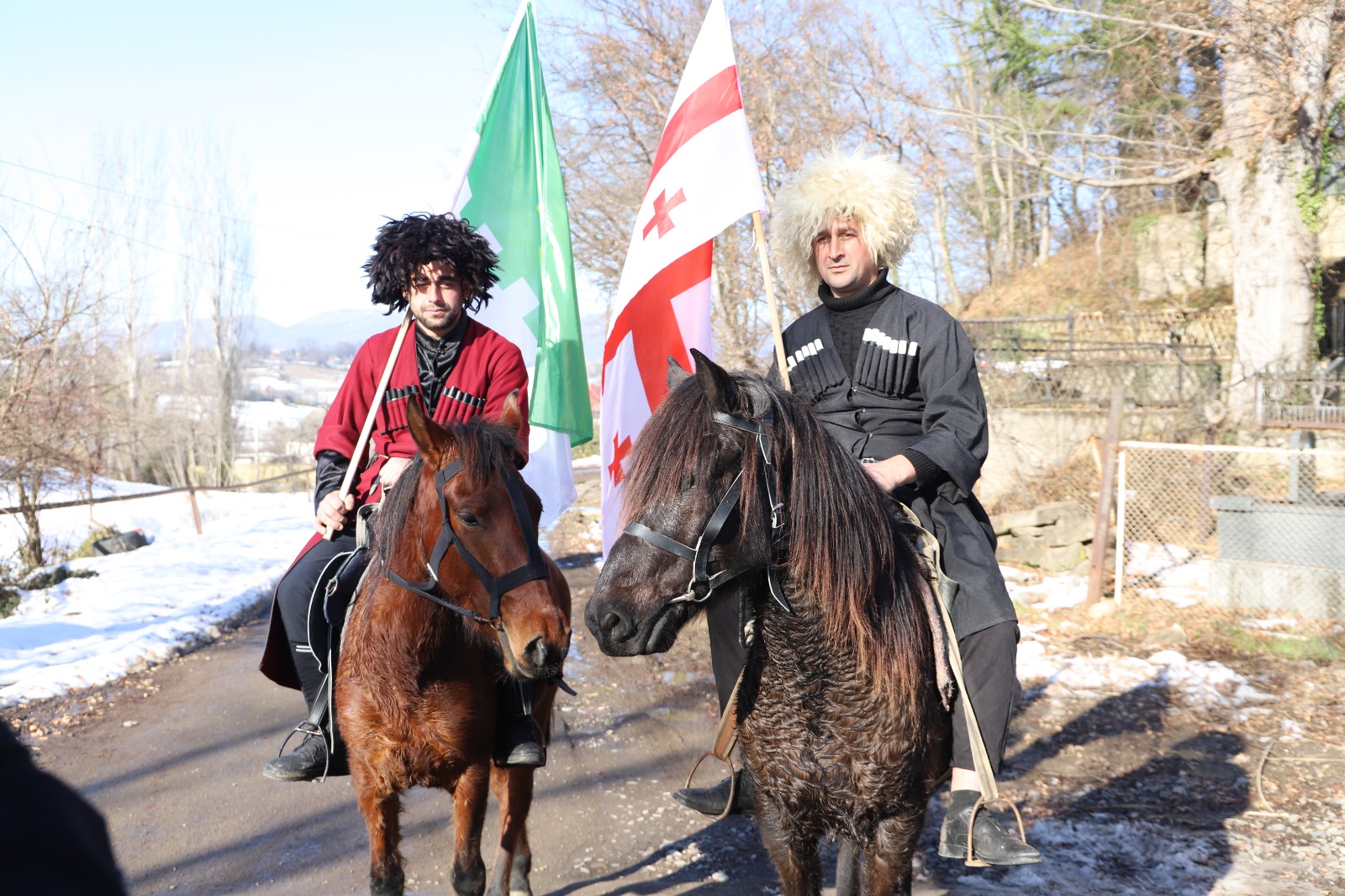 <p style="text-align: justify">თერჯოლაში, შობის დღესასწაულზე ალილოს საზეიმო მსვლელობა გაიმართა. </p><p style="text-align: justify">მასშტაბური სადღესასწაულო ღონისძიება, მუნიციპალიტეტის მერის მანუჩარ რობაქიძის ინიციატივით უკვე მესამე წელია, ეწყობა. ღონისძიებაში ადგილობრივი თვითმმართველობა, თერჯოლისა და ტყიბულის ეპარქიის მიტროპოლიტი, მეუფე გიორგი შალამბერიძე, ასევე სასულიერო პირები და მუნიციპალიტეტის მოსახლეობა იყო ჩართული.</p><p style="text-align: justify">საზეიმო ღონისძიებას საკრებულოს თავმჯდომარე სოსო ჩაფიჩაძე, მერის მოადგილეები, ზვიად ბაზაძე და მირზა ქოჩიაშვილი და ადგილობრივი ხელისუფლების წარმომადგენლები შეუერთდნენ. </p><p style="text-align: justify">შობის მახარებლები 7 იანვარს ჭაბუკმთის წმინდა გიორგის სახელობის საკათედრო ტაძრიდან დაიძრნენ.</p><p style="text-align: justify">ალილოს მსვლელობაში აქტიურად იყო ჩართული ასევე, მუნიციპალიტეტის საგანმანათლებლო დაწესებულებები, ადმინისტრაციული ერთეულები, ა(ა)იპების წარმომადგენლები და ქალაქში არსებული სხვადასხვა ორგანიზაციები.</p><p style="text-align: justify">მუნიციპალიტეტის საჯარო სკოლების და სკოლამდელი აღზრდის დაწესებულებების მოსწავლეები ალილოს მსვლელობას მთელი დღის განმავლობაში, სხვადასხვა ადგილებზე სასაჩუქრე კალათებით, საშობაო ძღვენით და საშობაო თემატიკაზე წინასწარ მომზადებული, მისალოცი სახალისო - შემოქმედებითი ნომრებით უერთდებოდნენ. </p><p style="text-align: justify">"ალილო 2026" დღის ბოლოს, ქალაქის ცენტრში ღვთისმშობლის ხარების სახელობის ტაძართან დასრულდა.</p><p style="text-align: justify">აღსანიშნავია, რომ თერჯოლაში ღონისძიება, მერიის განათლების,კულტურის,სპორტის და ახალგაზრდულ საქმეთა სამსახურის ორგანიზებით ჩატარდა. ალილოს მსვლელობისას შეგროვილი საშობაო ნობათი მუნიციპალიტეტის შეჭირვებულ ოჯახებს, ბავშვთა და მოხუცთა სახლებს გადაუნაწილდება.</p><p style="text-align: justify">ხელმძღვანელმა პირებმა თერჯოლის მოსახლეობას და სრულიად საქართველოს შობის დღესასწაული მიულოცეს და მადლობა გადაუხადეს აქტიური მონაწილეობისთვის.</p>