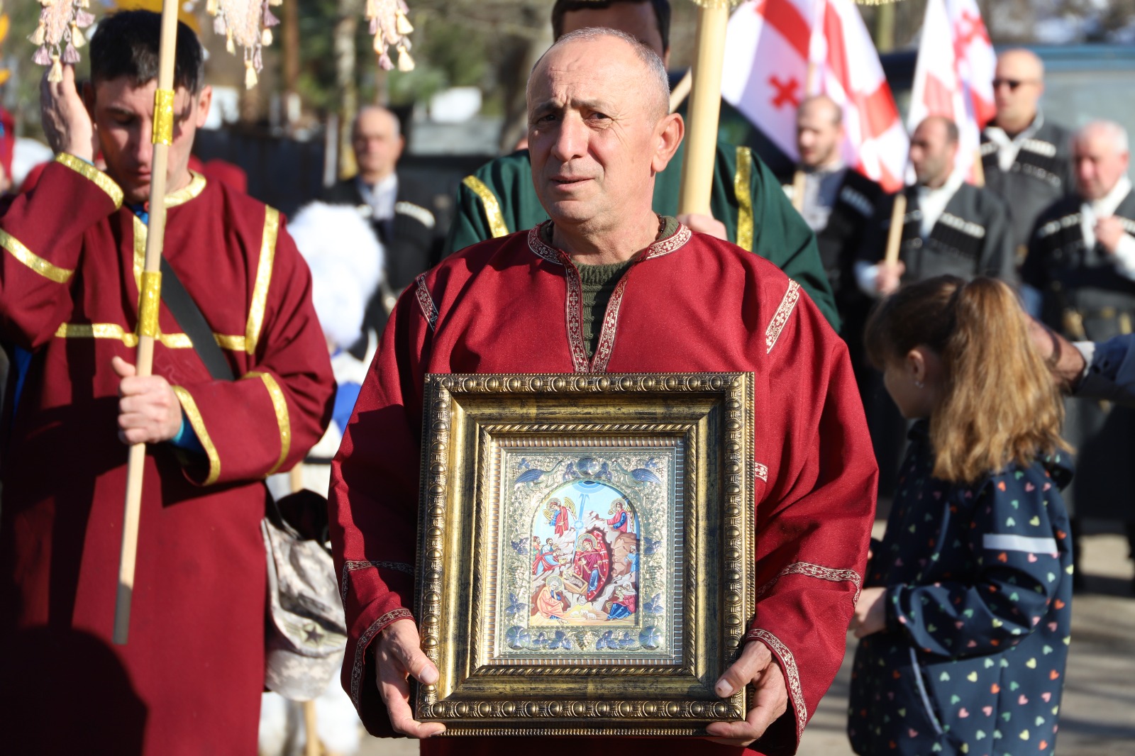 <p style="text-align: justify">თერჯოლაში, შობის დღესასწაულზე ალილოს საზეიმო მსვლელობა გაიმართა. </p><p style="text-align: justify">მასშტაბური სადღესასწაულო ღონისძიება, მუნიციპალიტეტის მერის მანუჩარ რობაქიძის ინიციატივით უკვე მესამე წელია, ეწყობა. ღონისძიებაში ადგილობრივი თვითმმართველობა, თერჯოლისა და ტყიბულის ეპარქიის მიტროპოლიტი, მეუფე გიორგი შალამბერიძე, ასევე სასულიერო პირები და მუნიციპალიტეტის მოსახლეობა იყო ჩართული.</p><p style="text-align: justify">საზეიმო ღონისძიებას საკრებულოს თავმჯდომარე სოსო ჩაფიჩაძე, მერის მოადგილეები, ზვიად ბაზაძე და მირზა ქოჩიაშვილი და ადგილობრივი ხელისუფლების წარმომადგენლები შეუერთდნენ. </p><p style="text-align: justify">შობის მახარებლები 7 იანვარს ჭაბუკმთის წმინდა გიორგის სახელობის საკათედრო ტაძრიდან დაიძრნენ.</p><p style="text-align: justify">ალილოს მსვლელობაში აქტიურად იყო ჩართული ასევე, მუნიციპალიტეტის საგანმანათლებლო დაწესებულებები, ადმინისტრაციული ერთეულები, ა(ა)იპების წარმომადგენლები და ქალაქში არსებული სხვადასხვა ორგანიზაციები.</p><p style="text-align: justify">მუნიციპალიტეტის საჯარო სკოლების და სკოლამდელი აღზრდის დაწესებულებების მოსწავლეები ალილოს მსვლელობას მთელი დღის განმავლობაში, სხვადასხვა ადგილებზე სასაჩუქრე კალათებით, საშობაო ძღვენით და საშობაო თემატიკაზე წინასწარ მომზადებული, მისალოცი სახალისო - შემოქმედებითი ნომრებით უერთდებოდნენ. </p><p style="text-align: justify">"ალილო 2026" დღის ბოლოს, ქალაქის ცენტრში ღვთისმშობლის ხარების სახელობის ტაძართან დასრულდა.</p><p style="text-align: justify">აღსანიშნავია, რომ თერჯოლაში ღონისძიება, მერიის განათლების,კულტურის,სპორტის და ახალგაზრდულ საქმეთა სამსახურის ორგანიზებით ჩატარდა. ალილოს მსვლელობისას შეგროვილი საშობაო ნობათი მუნიციპალიტეტის შეჭირვებულ ოჯახებს, ბავშვთა და მოხუცთა სახლებს გადაუნაწილდება.</p><p style="text-align: justify">ხელმძღვანელმა პირებმა თერჯოლის მოსახლეობას და სრულიად საქართველოს შობის დღესასწაული მიულოცეს და მადლობა გადაუხადეს აქტიური მონაწილეობისთვის.</p>