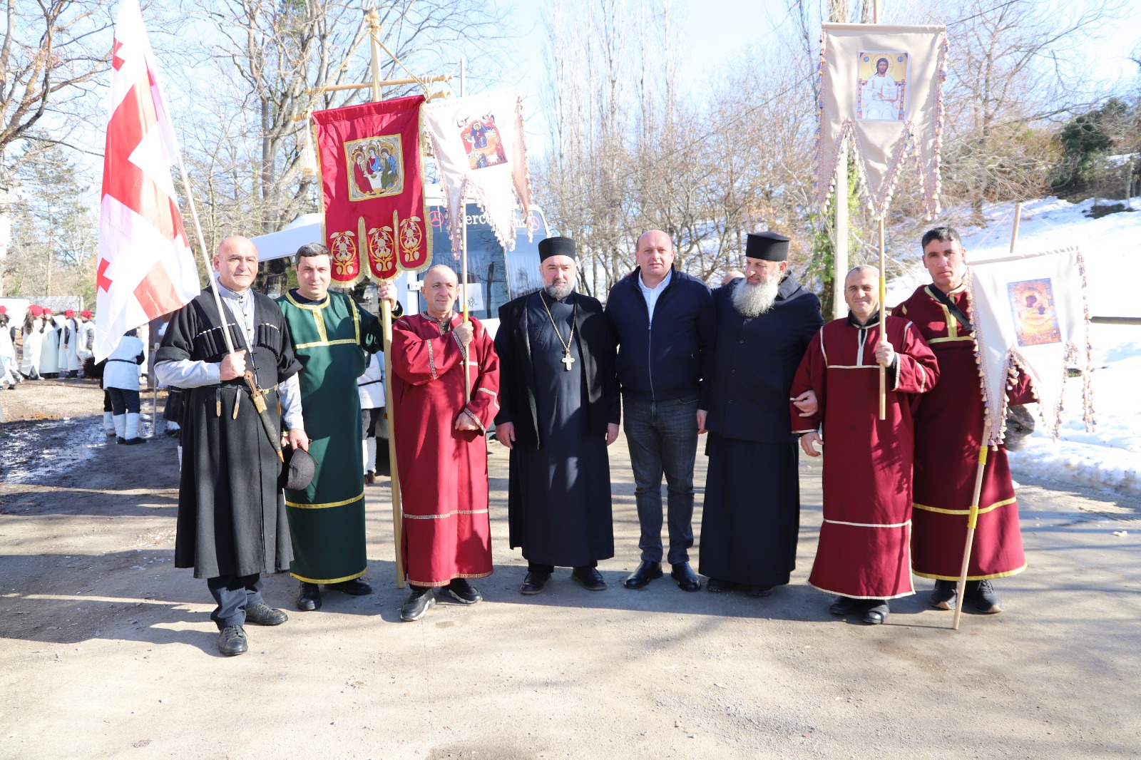 <p style="text-align: justify">თერჯოლაში, შობის დღესასწაულზე ალილოს საზეიმო მსვლელობა გაიმართა. </p><p style="text-align: justify">მასშტაბური სადღესასწაულო ღონისძიება, მუნიციპალიტეტის მერის მანუჩარ რობაქიძის ინიციატივით უკვე მესამე წელია, ეწყობა. ღონისძიებაში ადგილობრივი თვითმმართველობა, თერჯოლისა და ტყიბულის ეპარქიის მიტროპოლიტი, მეუფე გიორგი შალამბერიძე, ასევე სასულიერო პირები და მუნიციპალიტეტის მოსახლეობა იყო ჩართული.</p><p style="text-align: justify">საზეიმო ღონისძიებას საკრებულოს თავმჯდომარე სოსო ჩაფიჩაძე, მერის მოადგილეები, ზვიად ბაზაძე და მირზა ქოჩიაშვილი და ადგილობრივი ხელისუფლების წარმომადგენლები შეუერთდნენ. </p><p style="text-align: justify">შობის მახარებლები 7 იანვარს ჭაბუკმთის წმინდა გიორგის სახელობის საკათედრო ტაძრიდან დაიძრნენ.</p><p style="text-align: justify">ალილოს მსვლელობაში აქტიურად იყო ჩართული ასევე, მუნიციპალიტეტის საგანმანათლებლო დაწესებულებები, ადმინისტრაციული ერთეულები, ა(ა)იპების წარმომადგენლები და ქალაქში არსებული სხვადასხვა ორგანიზაციები.</p><p style="text-align: justify">მუნიციპალიტეტის საჯარო სკოლების და სკოლამდელი აღზრდის დაწესებულებების მოსწავლეები ალილოს მსვლელობას მთელი დღის განმავლობაში, სხვადასხვა ადგილებზე სასაჩუქრე კალათებით, საშობაო ძღვენით და საშობაო თემატიკაზე წინასწარ მომზადებული, მისალოცი სახალისო - შემოქმედებითი ნომრებით უერთდებოდნენ. </p><p style="text-align: justify">"ალილო 2026" დღის ბოლოს, ქალაქის ცენტრში ღვთისმშობლის ხარების სახელობის ტაძართან დასრულდა.</p><p style="text-align: justify">აღსანიშნავია, რომ თერჯოლაში ღონისძიება, მერიის განათლების,კულტურის,სპორტის და ახალგაზრდულ საქმეთა სამსახურის ორგანიზებით ჩატარდა. ალილოს მსვლელობისას შეგროვილი საშობაო ნობათი მუნიციპალიტეტის შეჭირვებულ ოჯახებს, ბავშვთა და მოხუცთა სახლებს გადაუნაწილდება.</p><p style="text-align: justify">ხელმძღვანელმა პირებმა თერჯოლის მოსახლეობას და სრულიად საქართველოს შობის დღესასწაული მიულოცეს და მადლობა გადაუხადეს აქტიური მონაწილეობისთვის.</p>