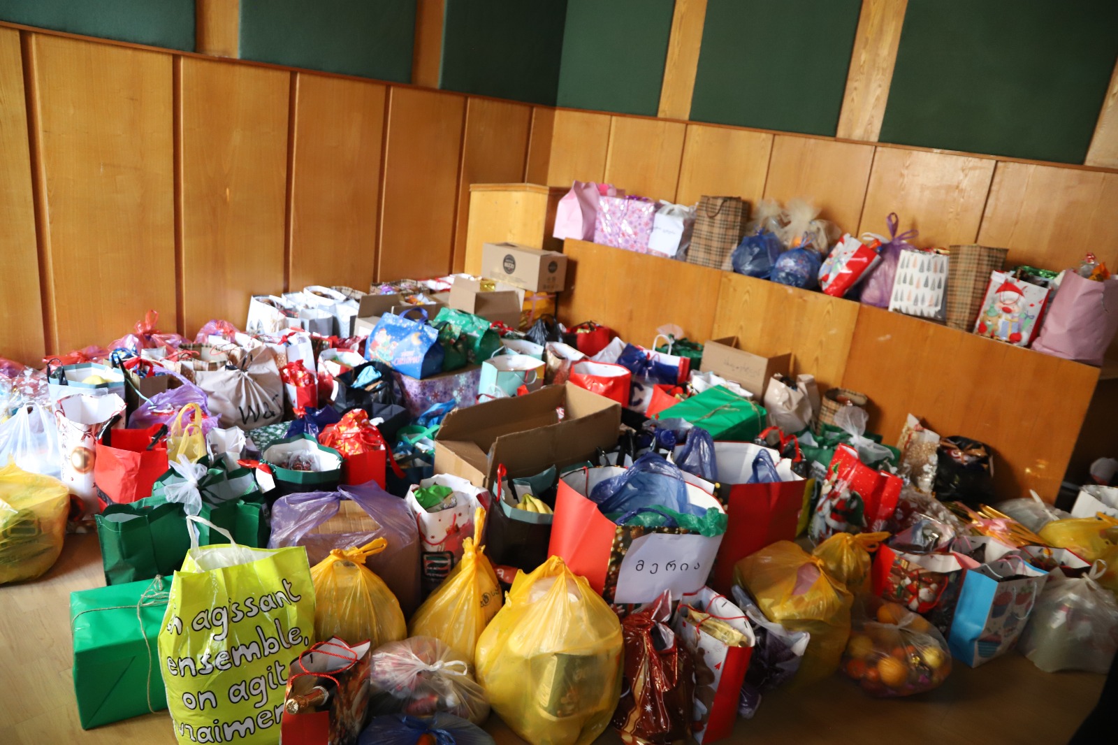 <p style="text-align: justify">თერჯოლაში, შობის დღესასწაულზე ალილოს საზეიმო მსვლელობა გაიმართა. </p><p style="text-align: justify">მასშტაბური სადღესასწაულო ღონისძიება, მუნიციპალიტეტის მერის მანუჩარ რობაქიძის ინიციატივით უკვე მესამე წელია, ეწყობა. ღონისძიებაში ადგილობრივი თვითმმართველობა, თერჯოლისა და ტყიბულის ეპარქიის მიტროპოლიტი, მეუფე გიორგი შალამბერიძე, ასევე სასულიერო პირები და მუნიციპალიტეტის მოსახლეობა იყო ჩართული.</p><p style="text-align: justify">საზეიმო ღონისძიებას საკრებულოს თავმჯდომარე სოსო ჩაფიჩაძე, მერის მოადგილეები, ზვიად ბაზაძე და მირზა ქოჩიაშვილი და ადგილობრივი ხელისუფლების წარმომადგენლები შეუერთდნენ. </p><p style="text-align: justify">შობის მახარებლები 7 იანვარს ჭაბუკმთის წმინდა გიორგის სახელობის საკათედრო ტაძრიდან დაიძრნენ.</p><p style="text-align: justify">ალილოს მსვლელობაში აქტიურად იყო ჩართული ასევე, მუნიციპალიტეტის საგანმანათლებლო დაწესებულებები, ადმინისტრაციული ერთეულები, ა(ა)იპების წარმომადგენლები და ქალაქში არსებული სხვადასხვა ორგანიზაციები.</p><p style="text-align: justify">მუნიციპალიტეტის საჯარო სკოლების და სკოლამდელი აღზრდის დაწესებულებების მოსწავლეები ალილოს მსვლელობას მთელი დღის განმავლობაში, სხვადასხვა ადგილებზე სასაჩუქრე კალათებით, საშობაო ძღვენით და საშობაო თემატიკაზე წინასწარ მომზადებული, მისალოცი სახალისო - შემოქმედებითი ნომრებით უერთდებოდნენ. </p><p style="text-align: justify">"ალილო 2026" დღის ბოლოს, ქალაქის ცენტრში ღვთისმშობლის ხარების სახელობის ტაძართან დასრულდა.</p><p style="text-align: justify">აღსანიშნავია, რომ თერჯოლაში ღონისძიება, მერიის განათლების,კულტურის,სპორტის და ახალგაზრდულ საქმეთა სამსახურის ორგანიზებით ჩატარდა. ალილოს მსვლელობისას შეგროვილი საშობაო ნობათი მუნიციპალიტეტის შეჭირვებულ ოჯახებს, ბავშვთა და მოხუცთა სახლებს გადაუნაწილდება.</p><p style="text-align: justify">ხელმძღვანელმა პირებმა თერჯოლის მოსახლეობას და სრულიად საქართველოს შობის დღესასწაული მიულოცეს და მადლობა გადაუხადეს აქტიური მონაწილეობისთვის.</p>