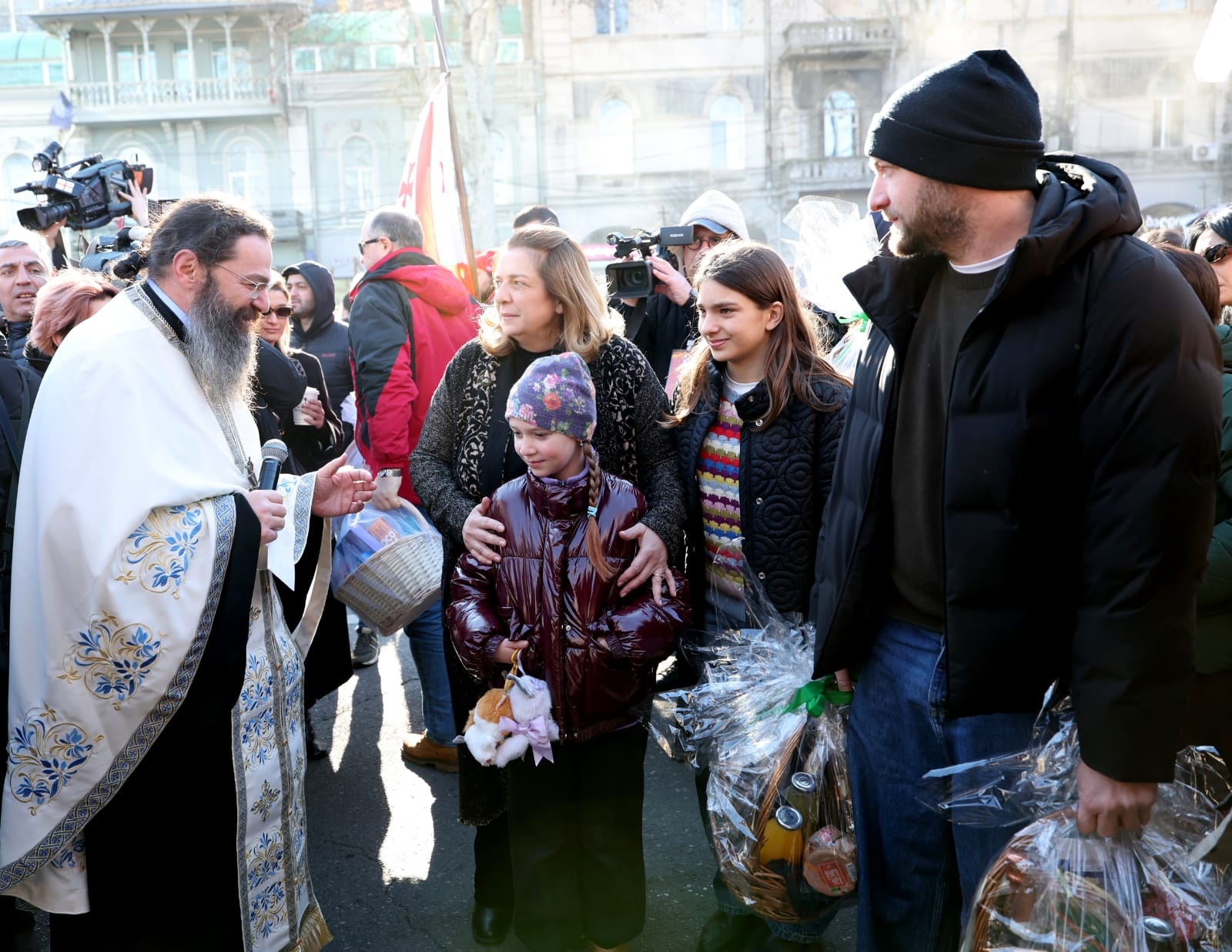 თამარ ბაგრატიონმა ალილოს მსვლელობის მონაწილეებს საშობაო ნობათი გადასცა და მოსახლეობას შობა-ახალი წელი მიულოცა