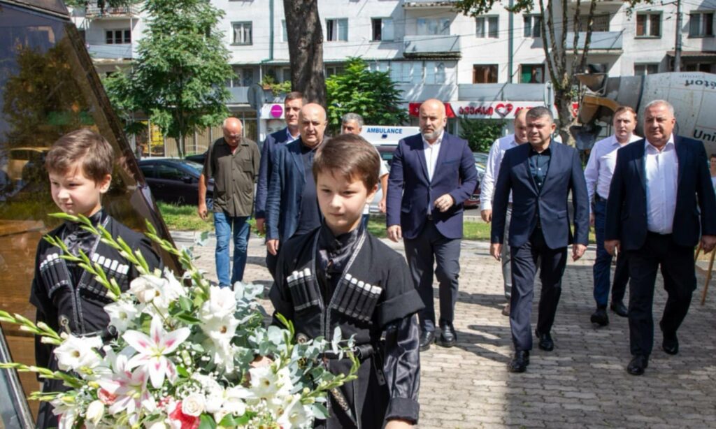 ქუთაისში რუსეთ-საქართველოს ომში დაღუპულ გმირთა მემორიალი გვირგვინით შეამკეს და მათ ხსოვნას პატივი მიაგეს