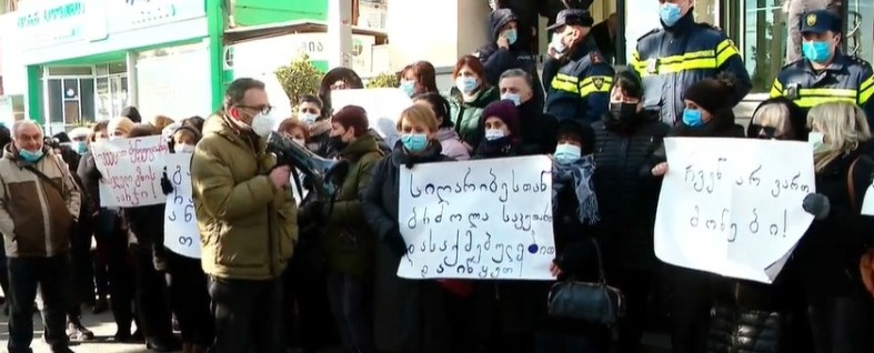 სოციალური მომსახურების სააგენტოს თანამშრომლები ჯანდაცვის სამინისტროსთან აქციას მართავენ