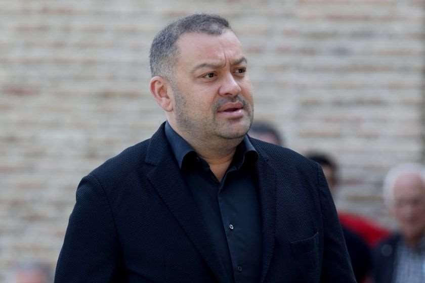 ბექა ოდიშარია – რამდენიმე დღეა, ისევ ხდება ჩემი სახელის ხელოვნური მიწებება ნაგვის მჭამელი პოლიტიკოსების მხრიდან ტენდერზე, რომელიც თანამედროვე ტიპის ნაგვის ურნების შესაძენად გამოცხადდა