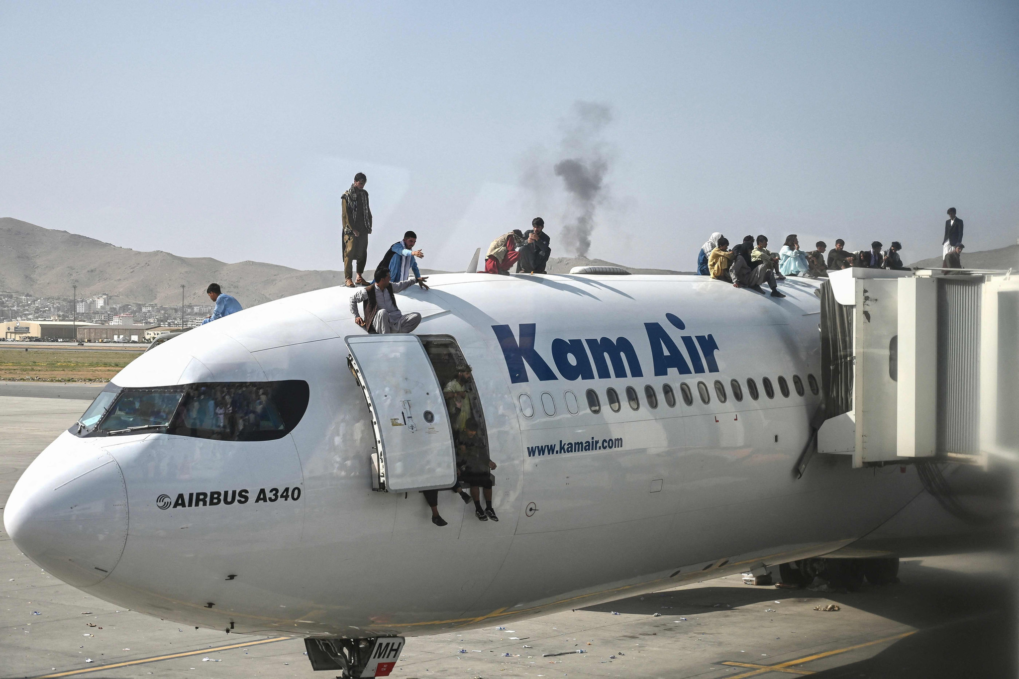 Situation at Kabul airport after Taliban takes charge