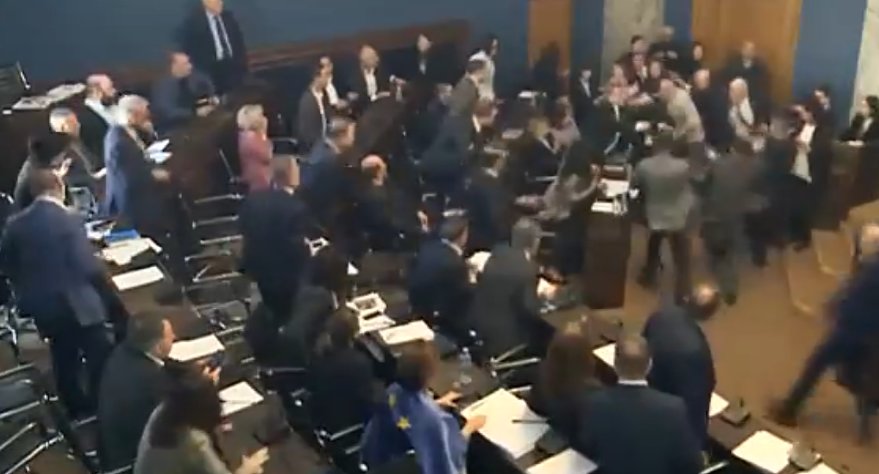 იურიდიული კომიტეტის სხდომაზე ალეკო ელისაშვილმა მამუკა მდინარაძეს ფიზიკური შეურაცხყოფა მიაყენა