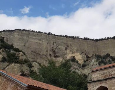 “შიო მღვიმის მონასტრის ჩრდილოეთით, ციცაბოდ დახრილ ფერდობზე ადგილი ჰქონდა სხვადასხვა შემადგენლობის მასის მყისიერ ჩამოშლას”