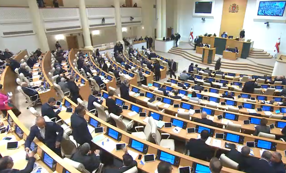 “მოღალატე, სამშობლოს მტერი, პრორუსი” – რა დგას ქართველი პოლიტიკოსების მძიმე ურთიერთბრალდებების უკან