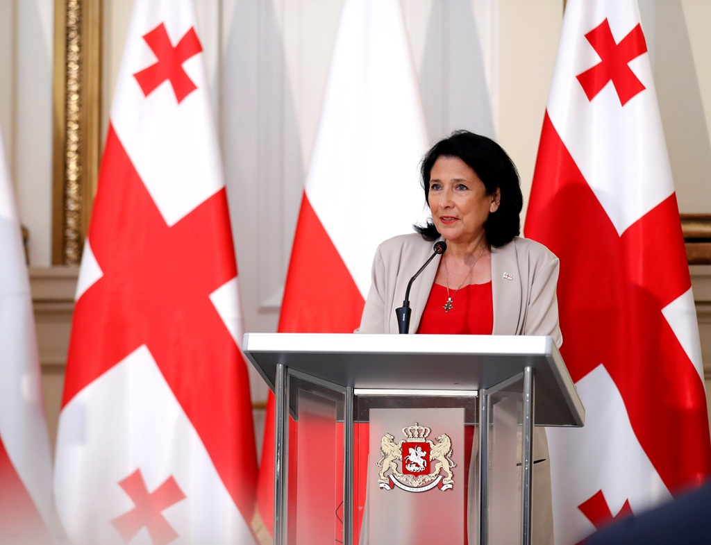 პრეზიდენტმა მარიამობის დღესასწაულთან დაკავშირებით 3 მსჯავრდებული შეიწყალა