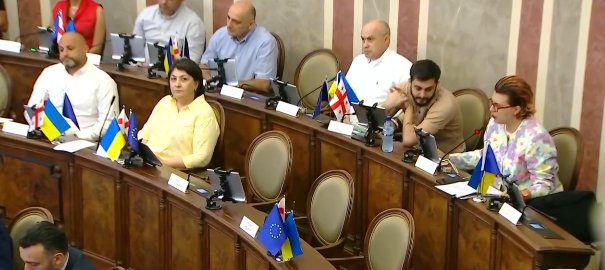 თბილისის საკრებულოში სხდომა ხმაურის და კამათის ფონზე მიმდინარეობს