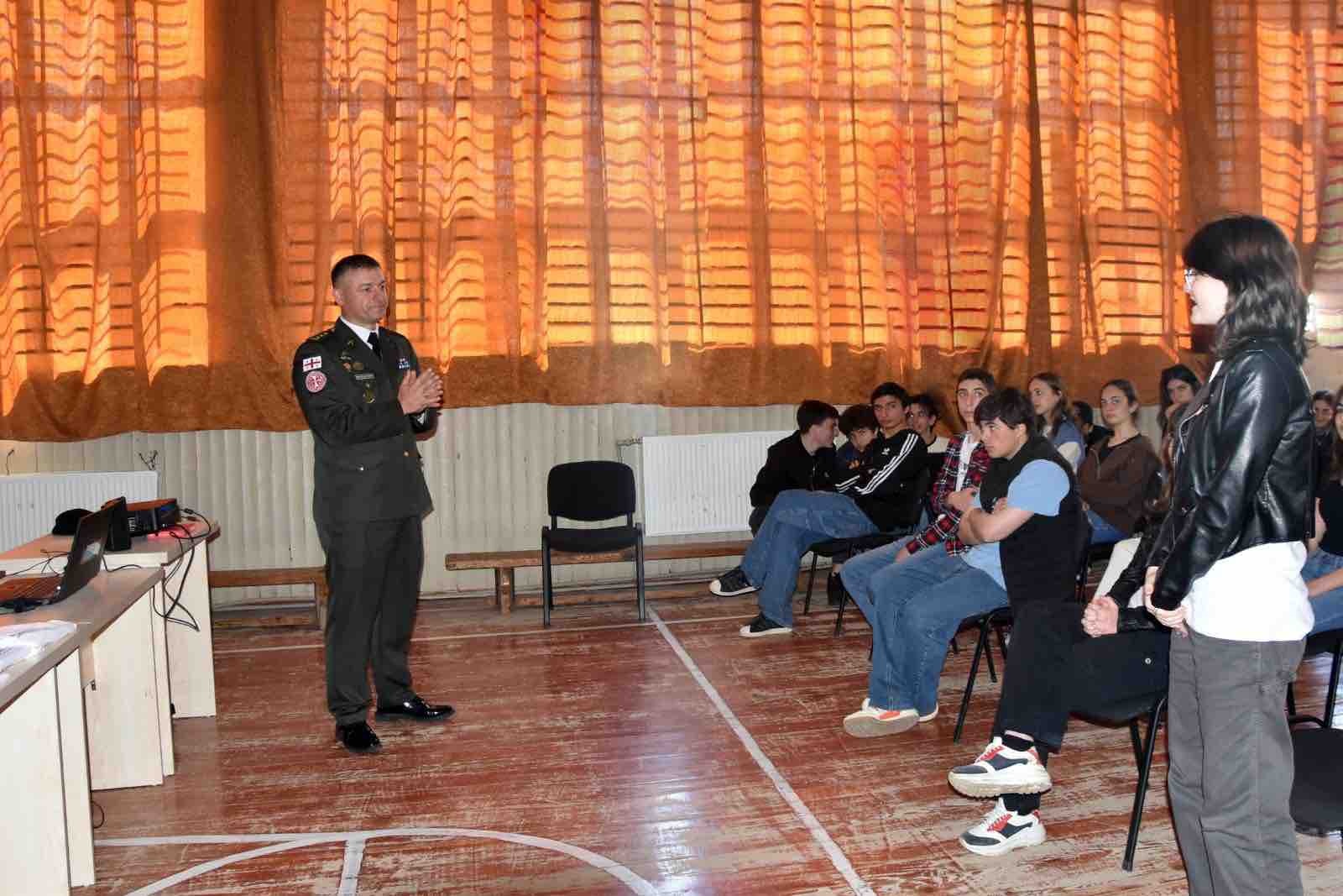 კადეტთა სამხედრო ლიცეუმის დირექტორი “ჩვენი ჯარის“ ფარგლებში სკოლის მოსწავლეებს შეხვდა