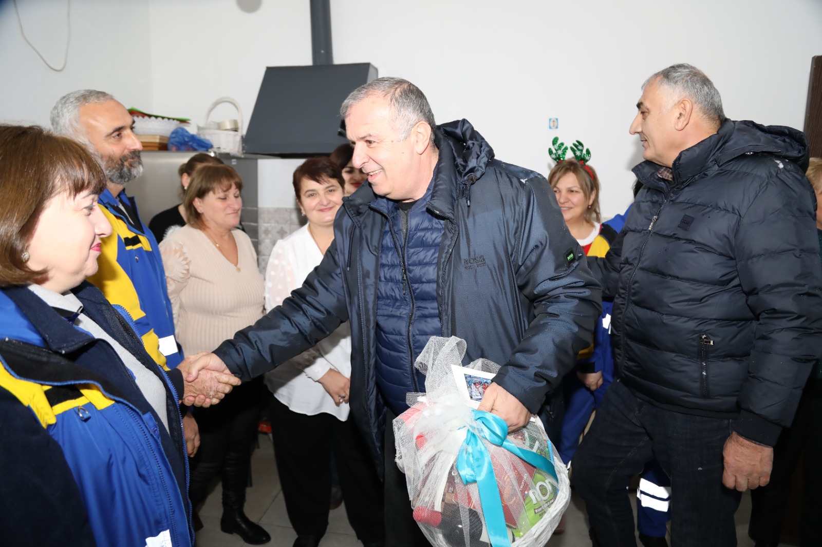 წყალტუბოს მერი და საკრებულოს თავმჯდომარე 24-საათიან რეჟიმში მომუშავე სხვადასხვა სახელმწიფო უწყებებს ესტუმრნენ და დამდეგი ახალი წელი მიულოცეს