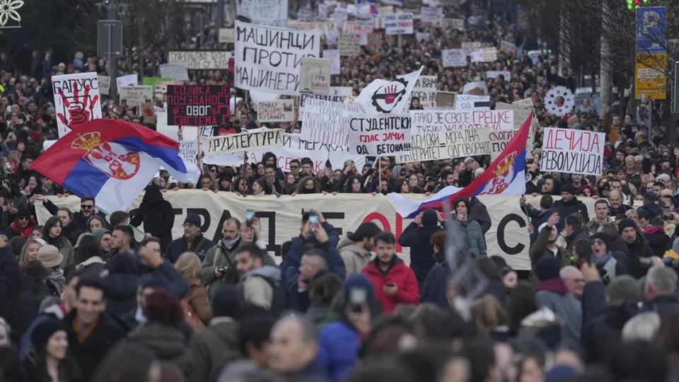 სერბეთის პარლამენტმა სტუდენტების საპროტესტო აქციების ფონზე მთავრობა დაითხოვა