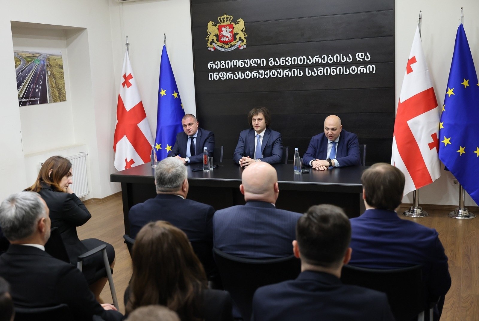 ირაკლი კობახიძემ ინფრასტრუქტურის ახალი მინისტრი რევაზ სოხაძე სამინისტროს თანამშრომლებს წარუდგინა