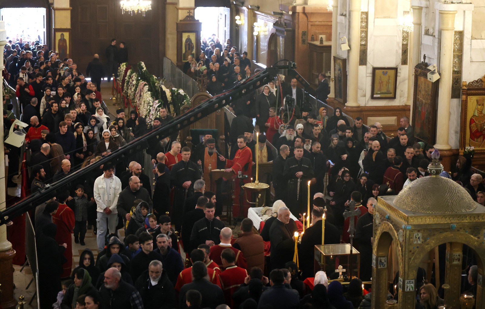 სამების ტაძარში პატრიარქის სამოქალაქო პანაშვიდი გრძელდება