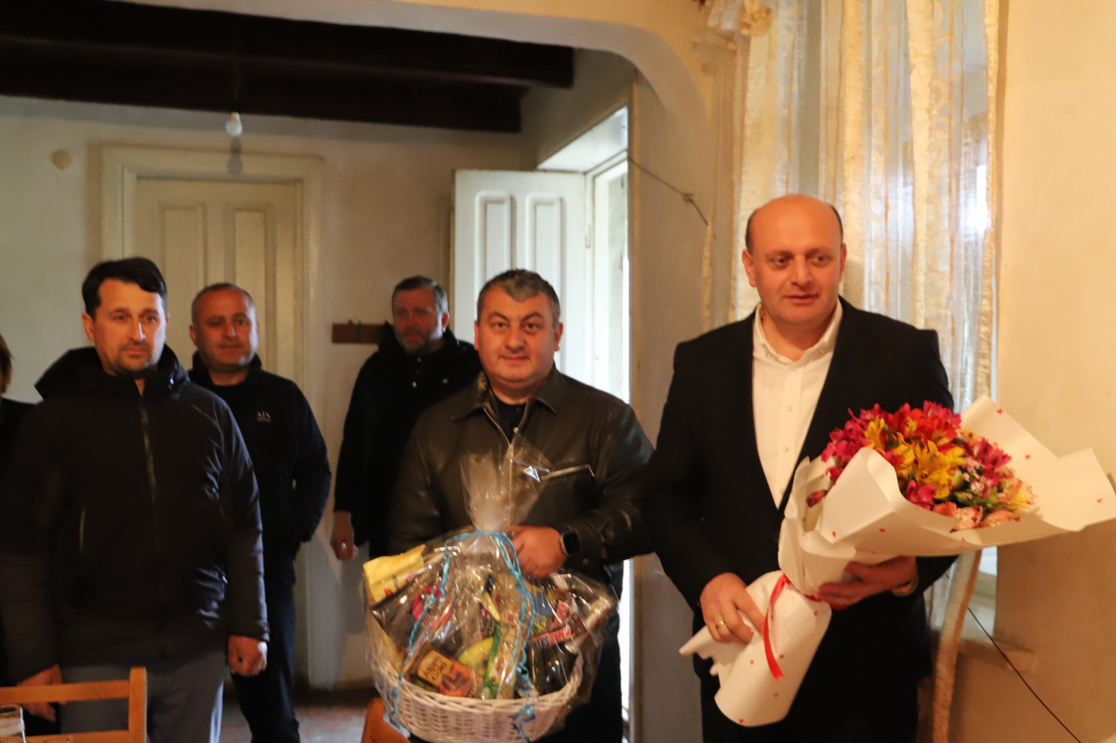 <p style="text-align: justify">თერჯოლის მუნიციპალიტეტის მერმა მანუჩარ რობაქიძემ, საკრებულოს თავმჯდომარე სოსო ჩაფიჩაძესთან და ადგილობრივი თვითმმართველობის წარმომადგენლებთან ერთად, სოფელ ახალთერჯოლაში მცხოვრებ ეკატერინე არაბიძეს 103-ე დაბადების დღე მიულოცა.</p><p style="text-align: justify">მერმა იუბილარს ჯანმრთელობა და დღეგრძელობა უსურვა. მანუჩარ რობაქიძის განცხადებით, ხანდაზმულ ადამიანებზე ზრუნვა და მათი დაფასება მუნიციპალიტეტისთვის ერთ-ერთ მნიშვნელოვან მიმართულებას წარმოადგენს.</p><p style="text-align: justify">103 წლის შესრულებასთან დაკავშირებით, მუნიციპალიტეტის მერიისგან ეკატერინე არაბიძეს ფულადი დახმარების სახით 1000 ლარი გადაეცემა.</p>