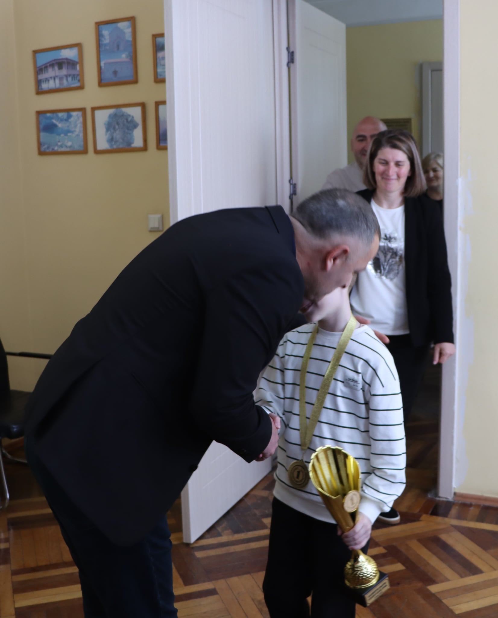წალენჯიხის მუნიციპალიტეტის მერმა საქართველოს ჩემპიონს ჭადრაკში ანდრია სარიას ფულადი ჯილდო და სიმბოლური საჩუქარი გადასცა — 2